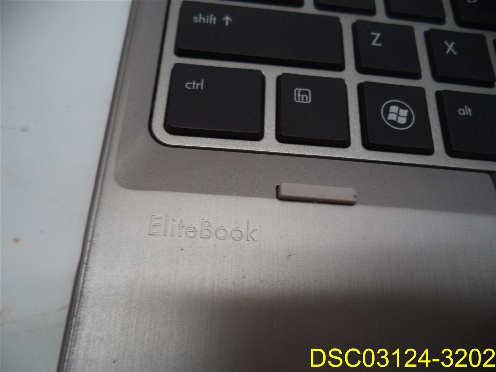 Has Dent on Cover: HP Elitebook 8570p Core i5 vPro RAM Windows 7 (NO CORDS)