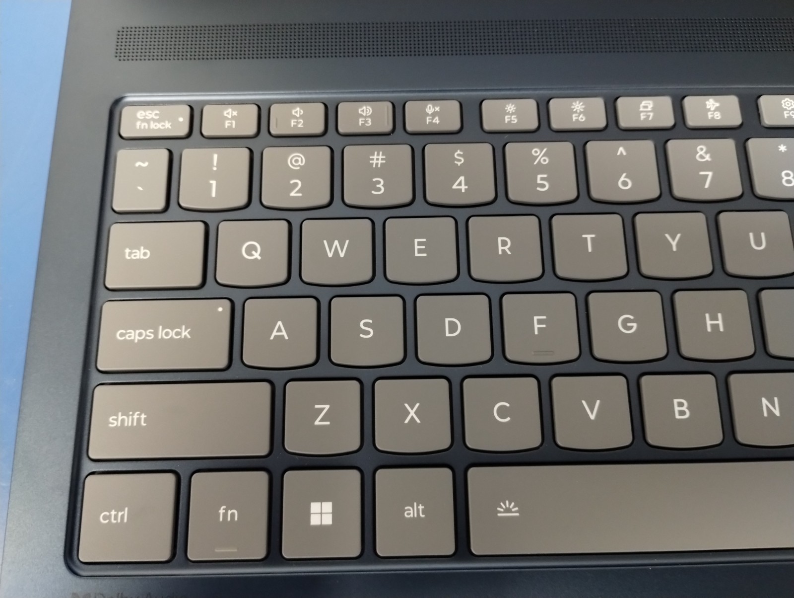 LENOVO SLIM 7 14ILL10, Intel Core Ultra 7 258V, 2.20 GHz, 32 GB RAM, 1 TB NVMe