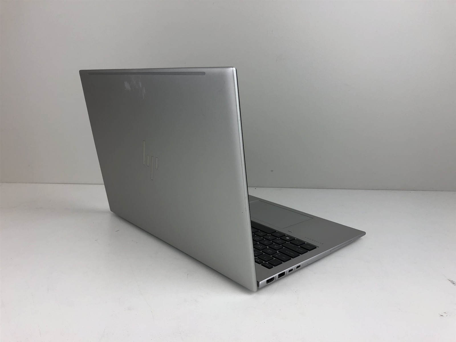 HP EliteBook 865 G10: AMD Ryzen 7 PRO 7840U 3.3GHz – 32GB – 512GB