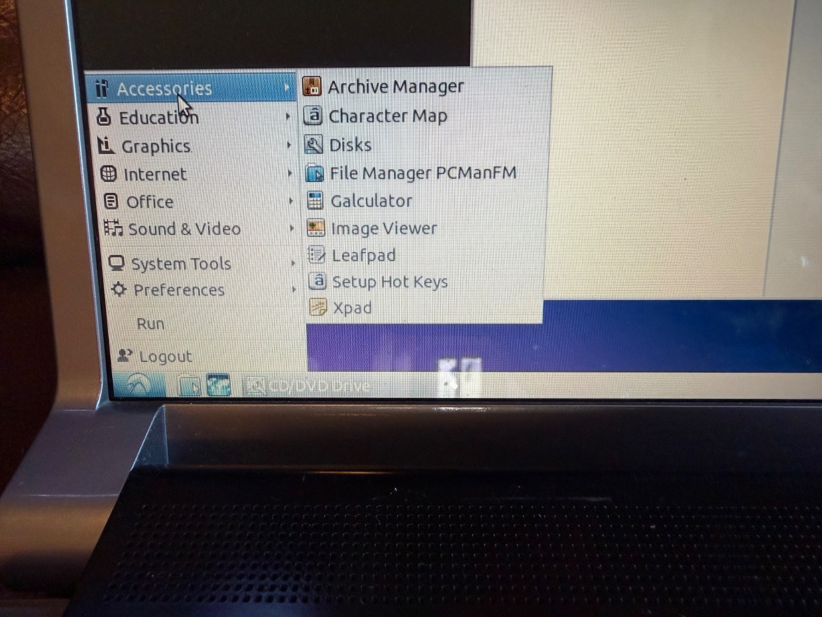 DELL STUDIO 17 – laptop running Ubuntu 320gb hard drive Core 2 duo
