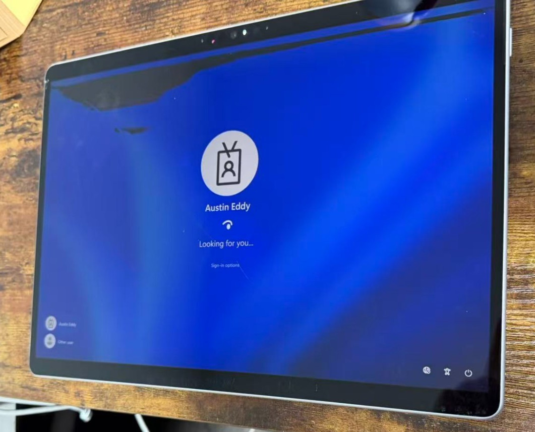 Microsoft Surface Pro 8 1982 13″ Touch /Cracked Screen