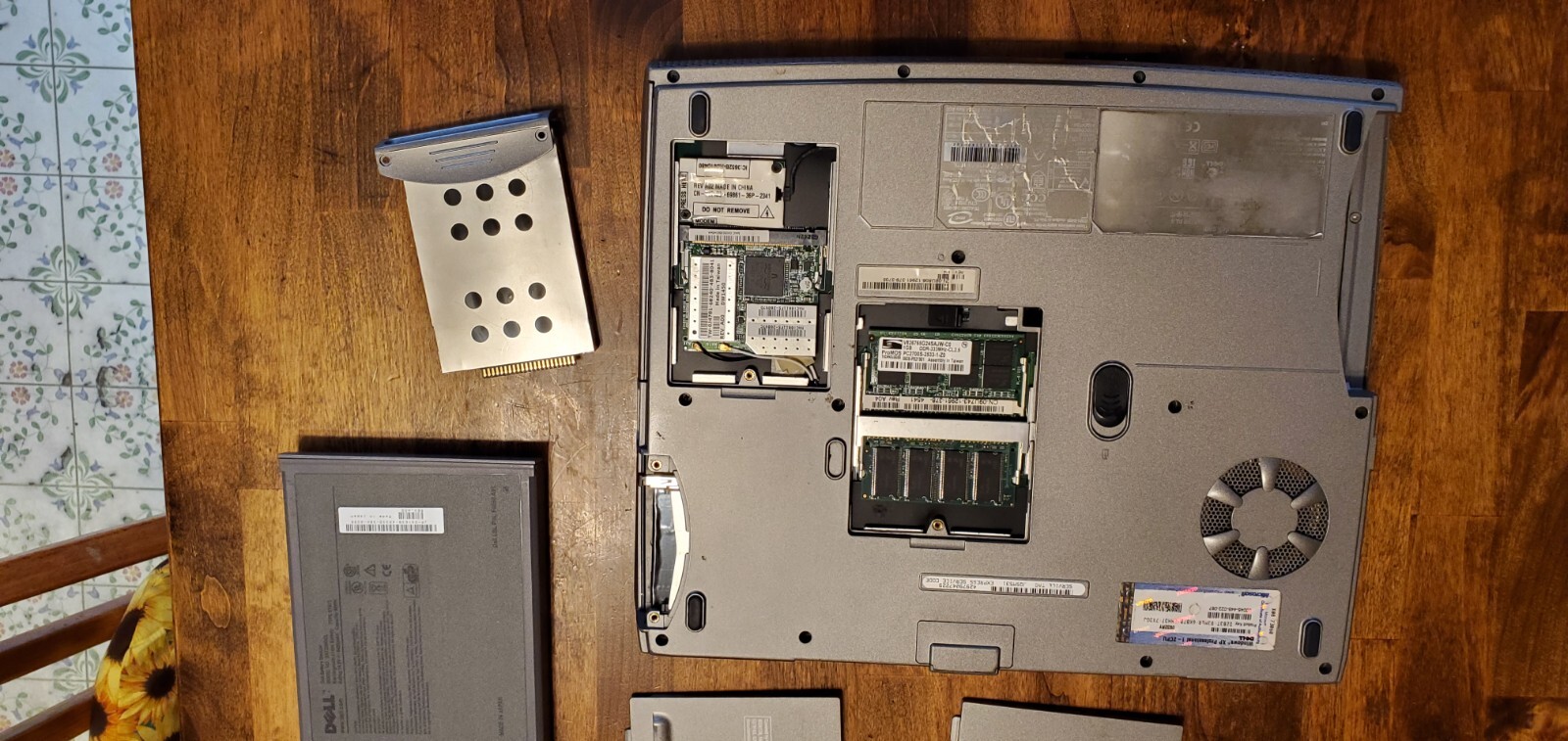 DELL Inspiron 5100 P4 2.80 Ghz Laptop w/1.25GB , 60GB SSD, DVD/CDRW, Working