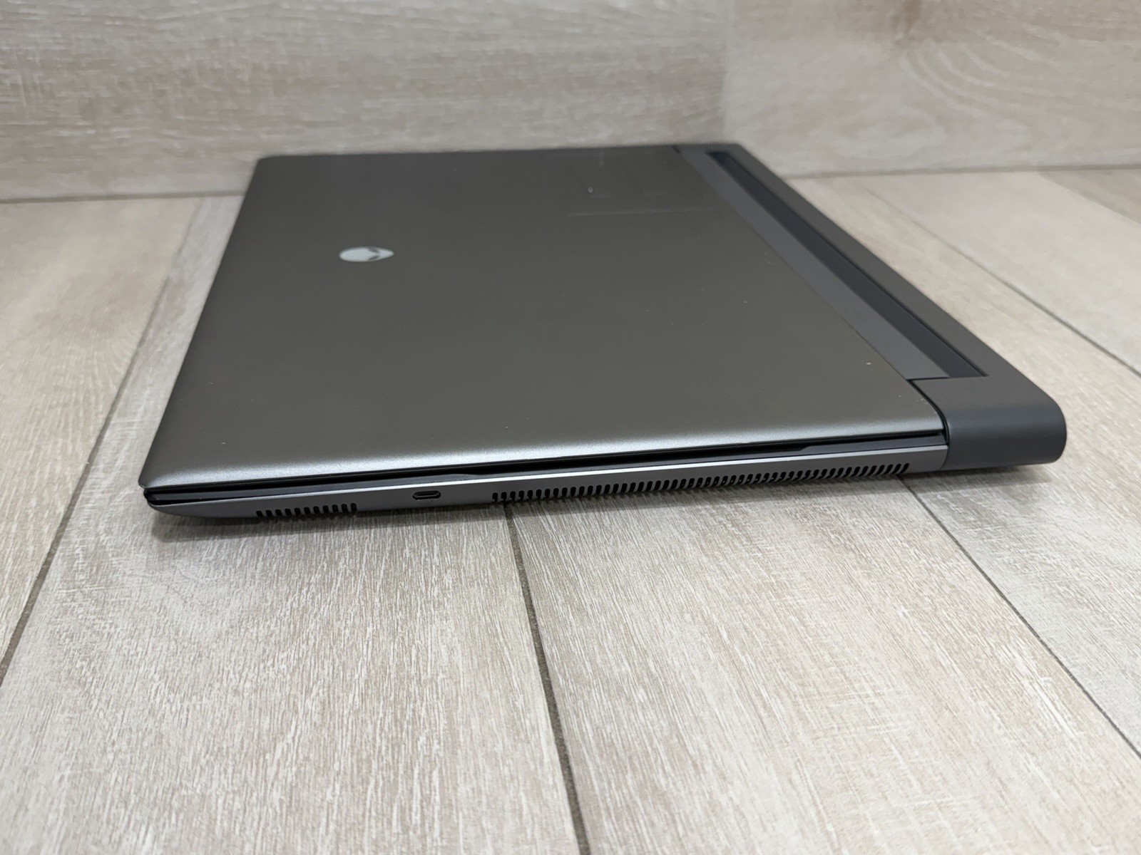 Alienware m18 R1 18″ AMD Ryzen 9 7845HX GeForce RTX 4070 16GB RAM 512GB NVMe SSD