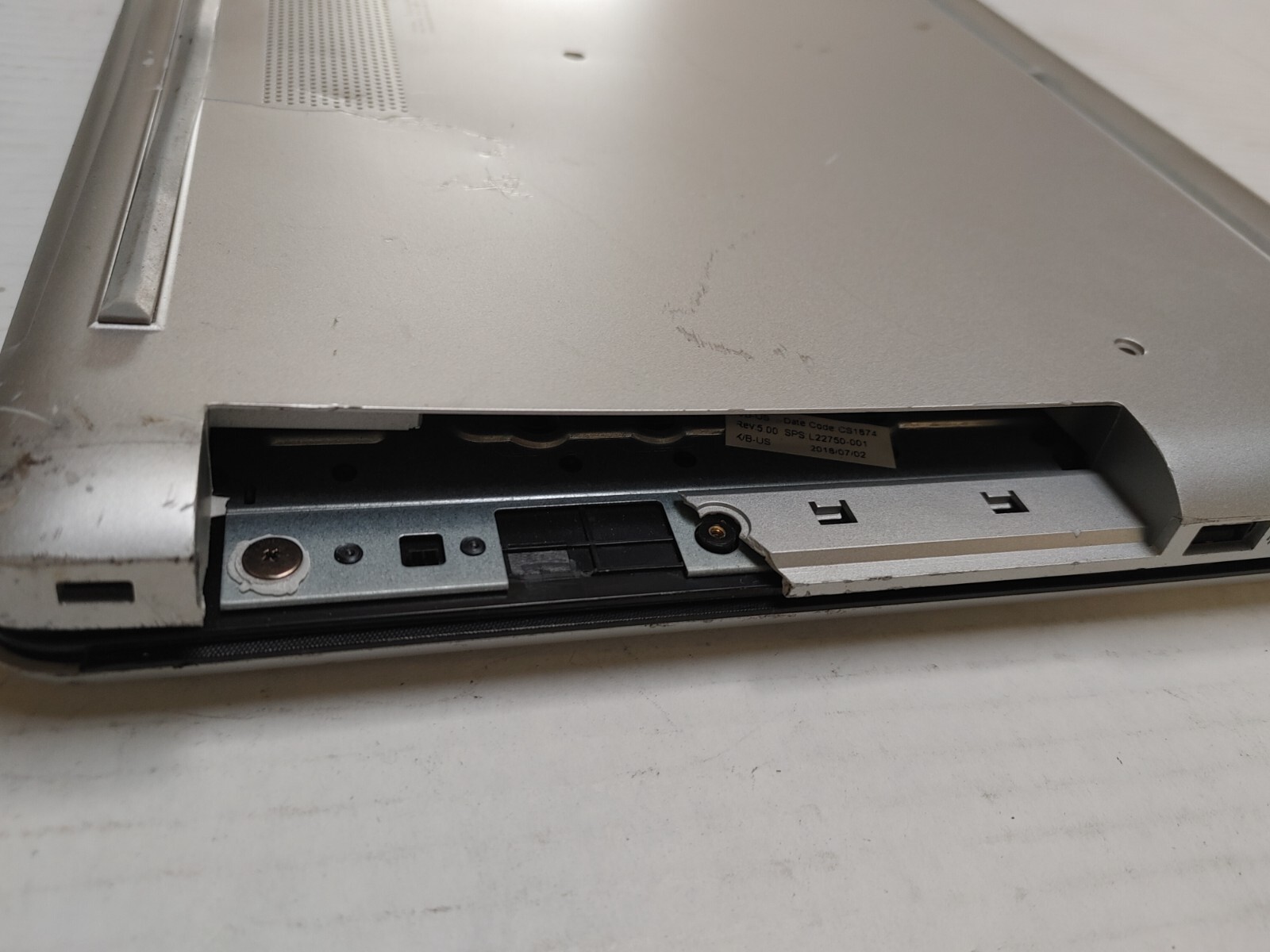 HP 17-by0xxx Core i3-8130U@ 2.20GHz , NO RAM ,NO HD , Bad screen ,for parts only