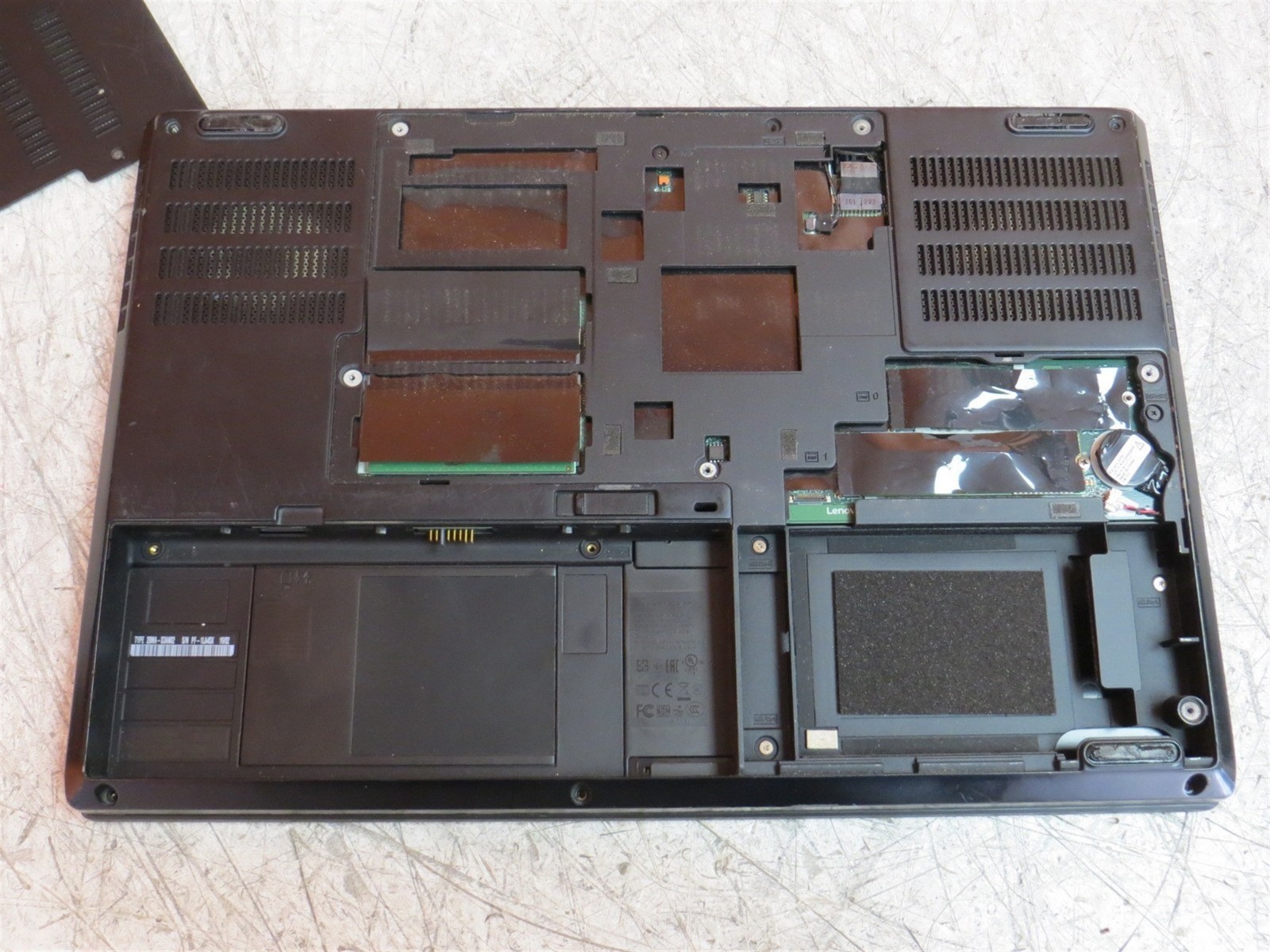 Scratched LCD Lenovo ThinkPad P52 Intel i7-8850H 2.6GHz 24GB 256GB P1000 AS-IS
