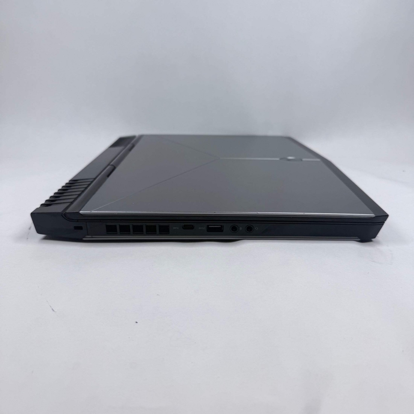 Alienware P69F 15.6″ i7-7700HQ 2.8GHz 16GB RAM 512GB SSD GeForce GTX 1070