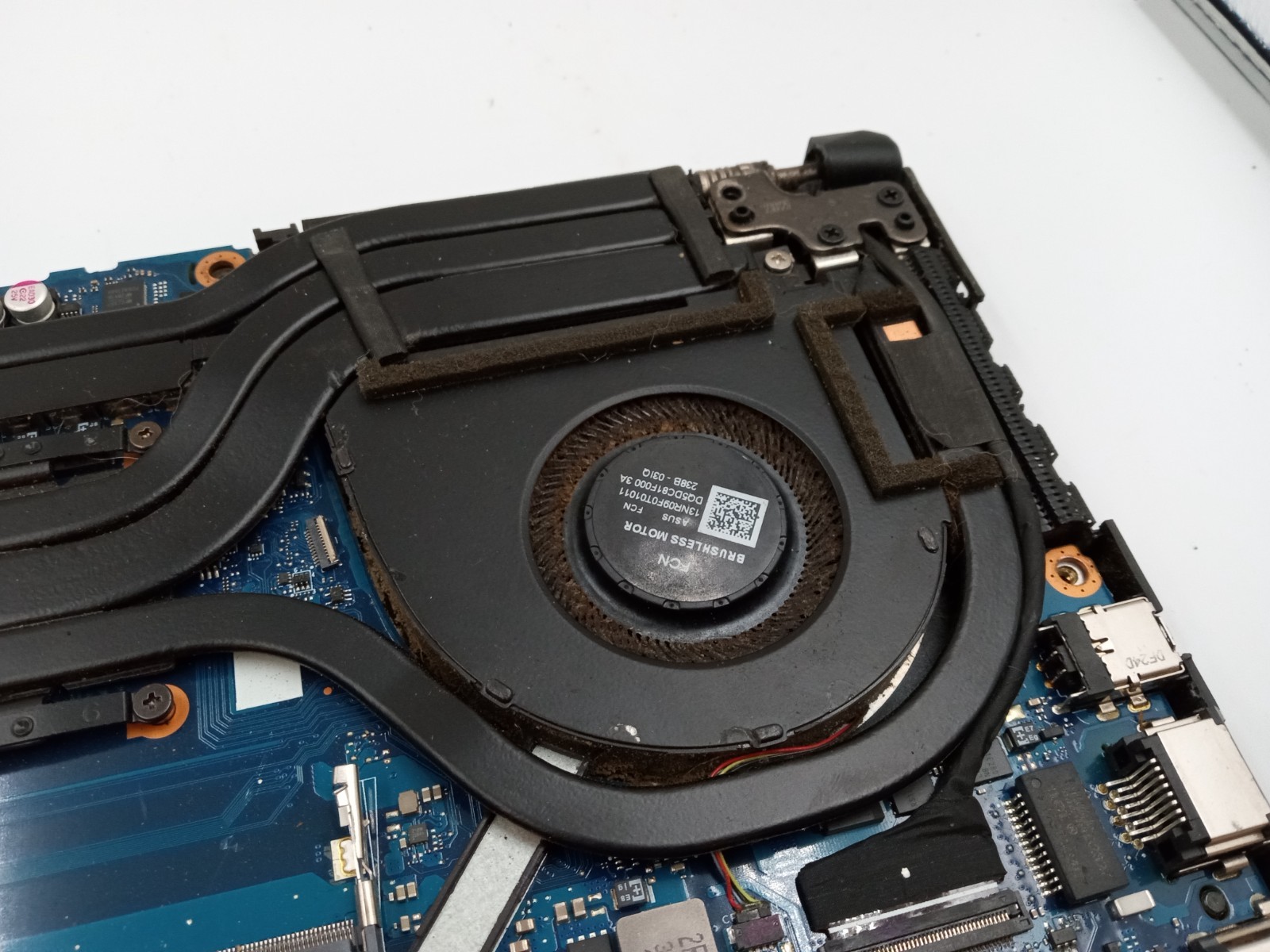 Asus TUF Gaming A17 FA707XU 17.3″ AMD Ryzen 9 7940HS Radeon 780M -BOOTS -READ!!