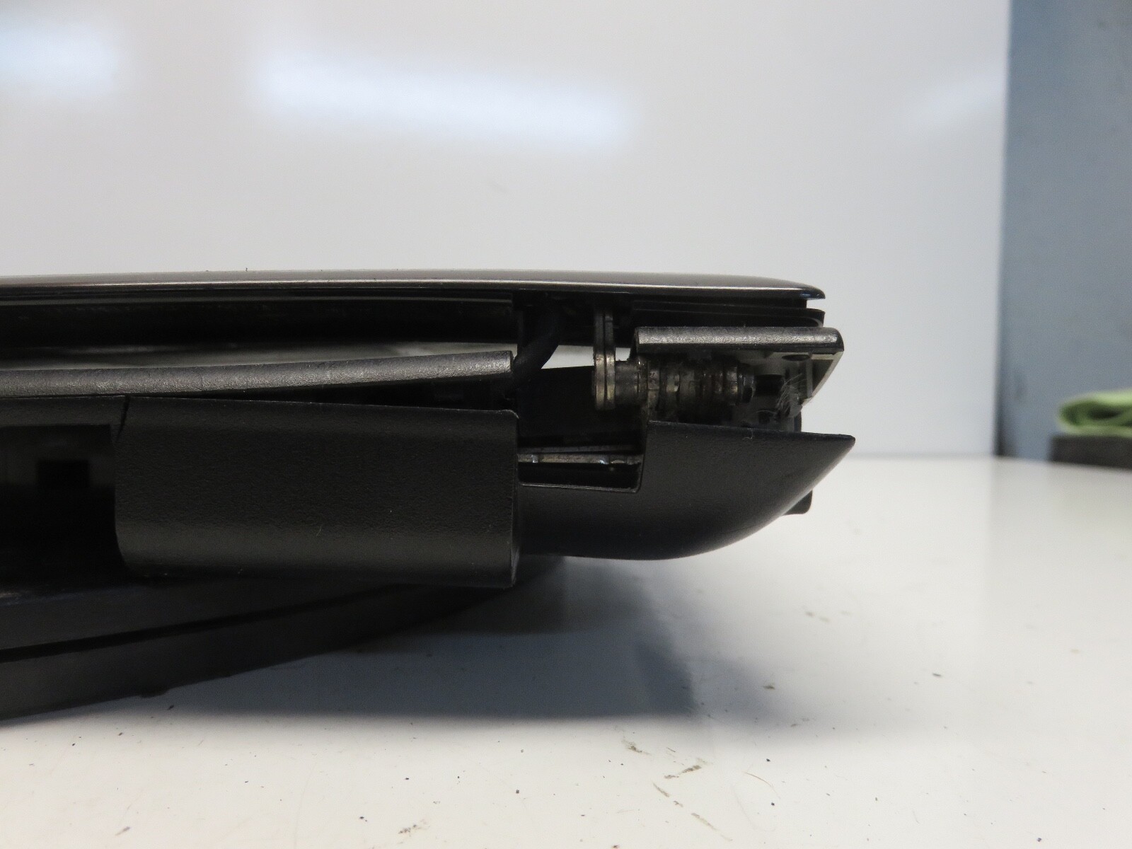 Samsung NP300E5A Intel i3-2330M 2.2GHz 4 GB NO HDD No Batt READ