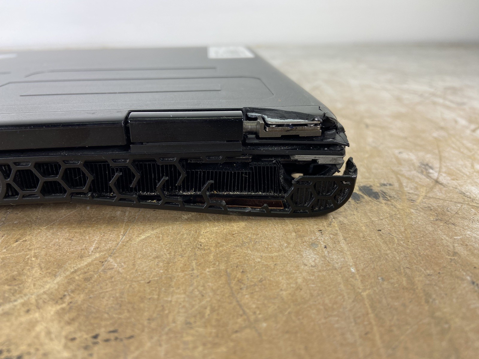 DELL ALIENWARE M16 R2 ULTRA 7 155H @ 1.4 GHz, NO RAM/HDD/OS – (FOR PARTS)