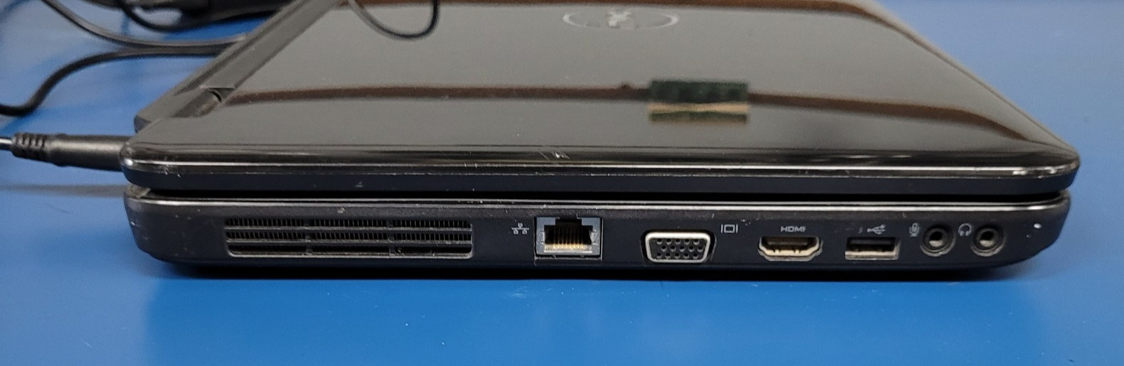 Dell Inspiron M5040 AMD C-60 / 8GB RAM 500 GB HDD LINUX MINT O/S