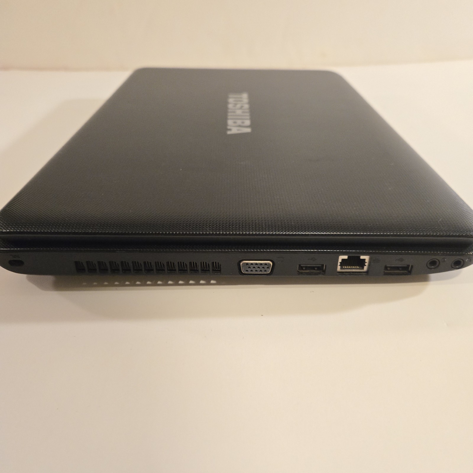 Toshiba Satellite C655D 15″ Laptop AMD C60 NO HDD/Battery/RAM/Power Cable WYSIWG