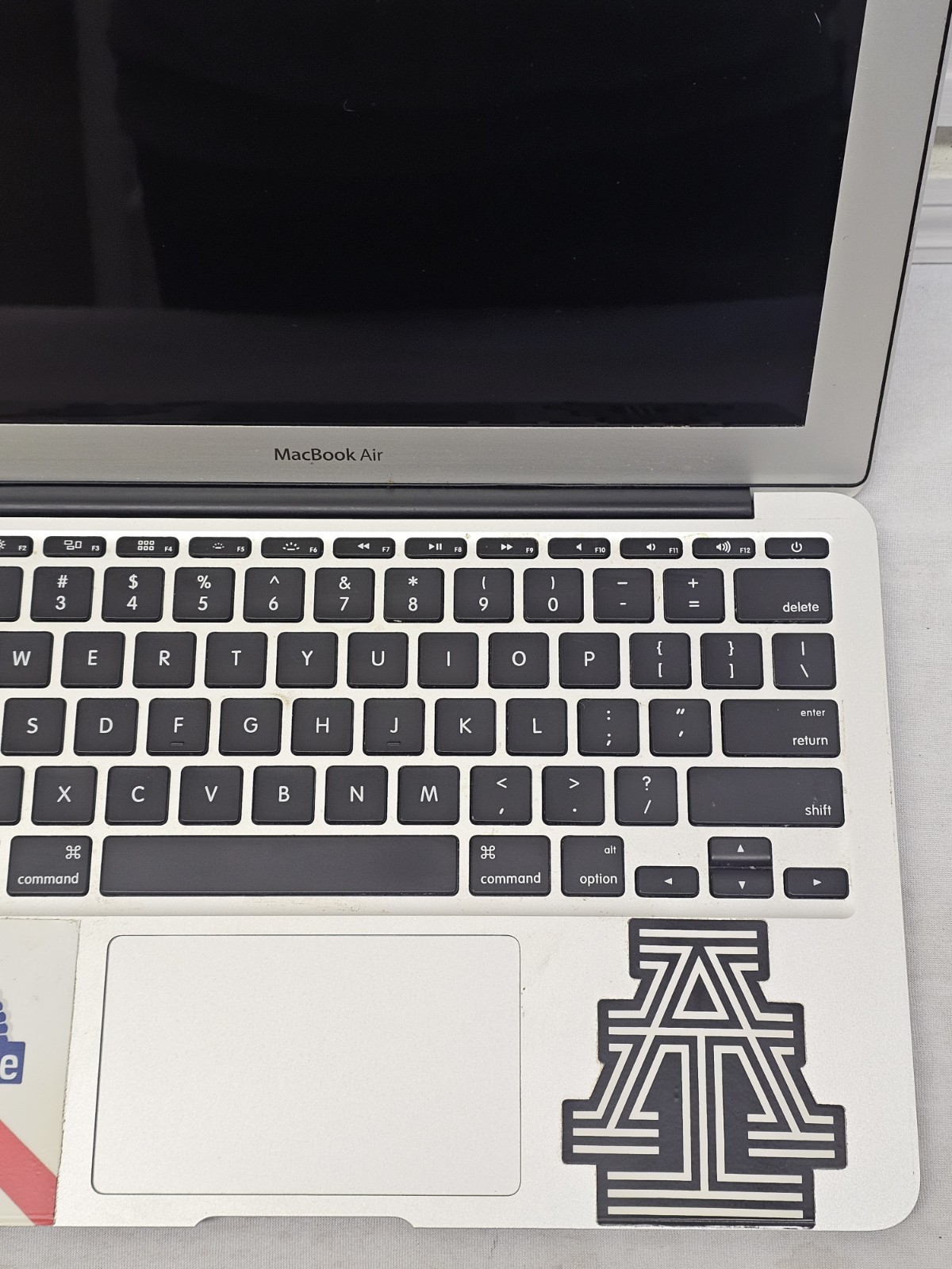 Apple MacBook Air A1465 2013 Laptop – i5-4250u – 4GB RAM – 128GB SSD- NO OS READ