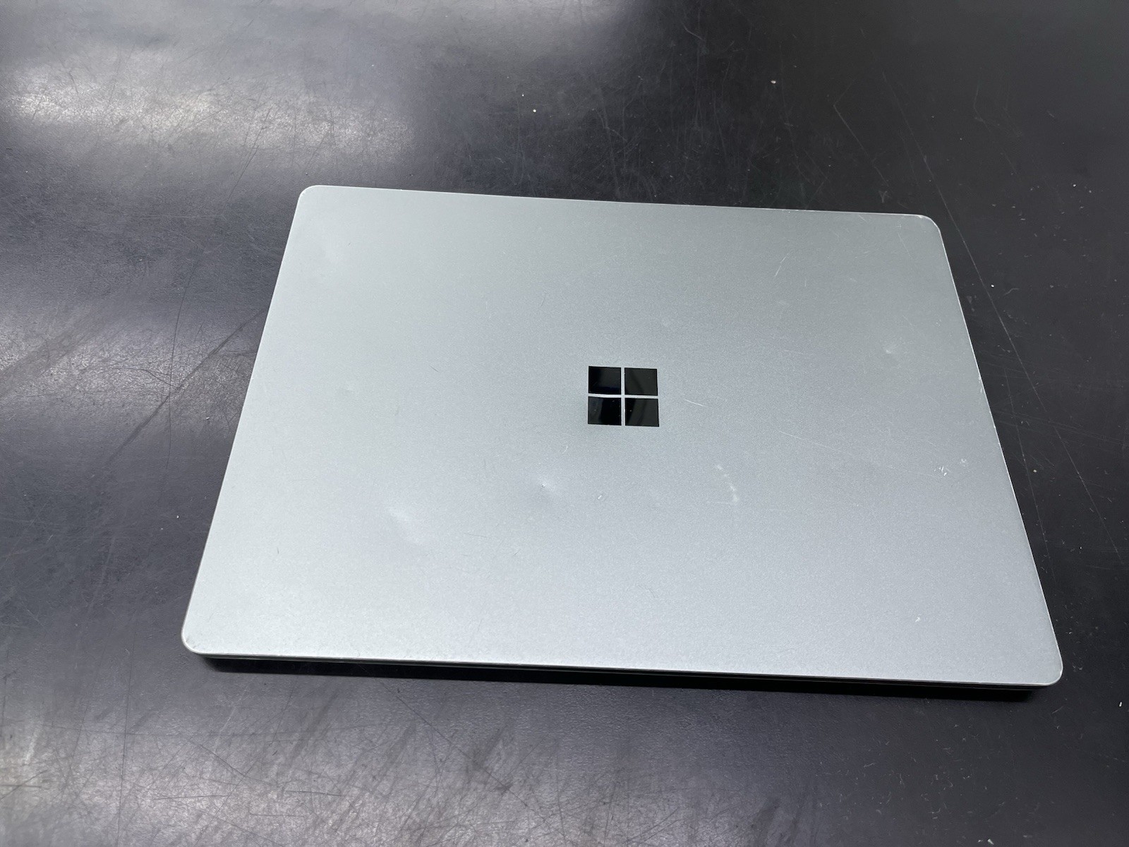 Microsoft Surface Laptop Go 2 12.4″ i5-1135G7 2.4Ghz 8GB 128GB Crack in Screen