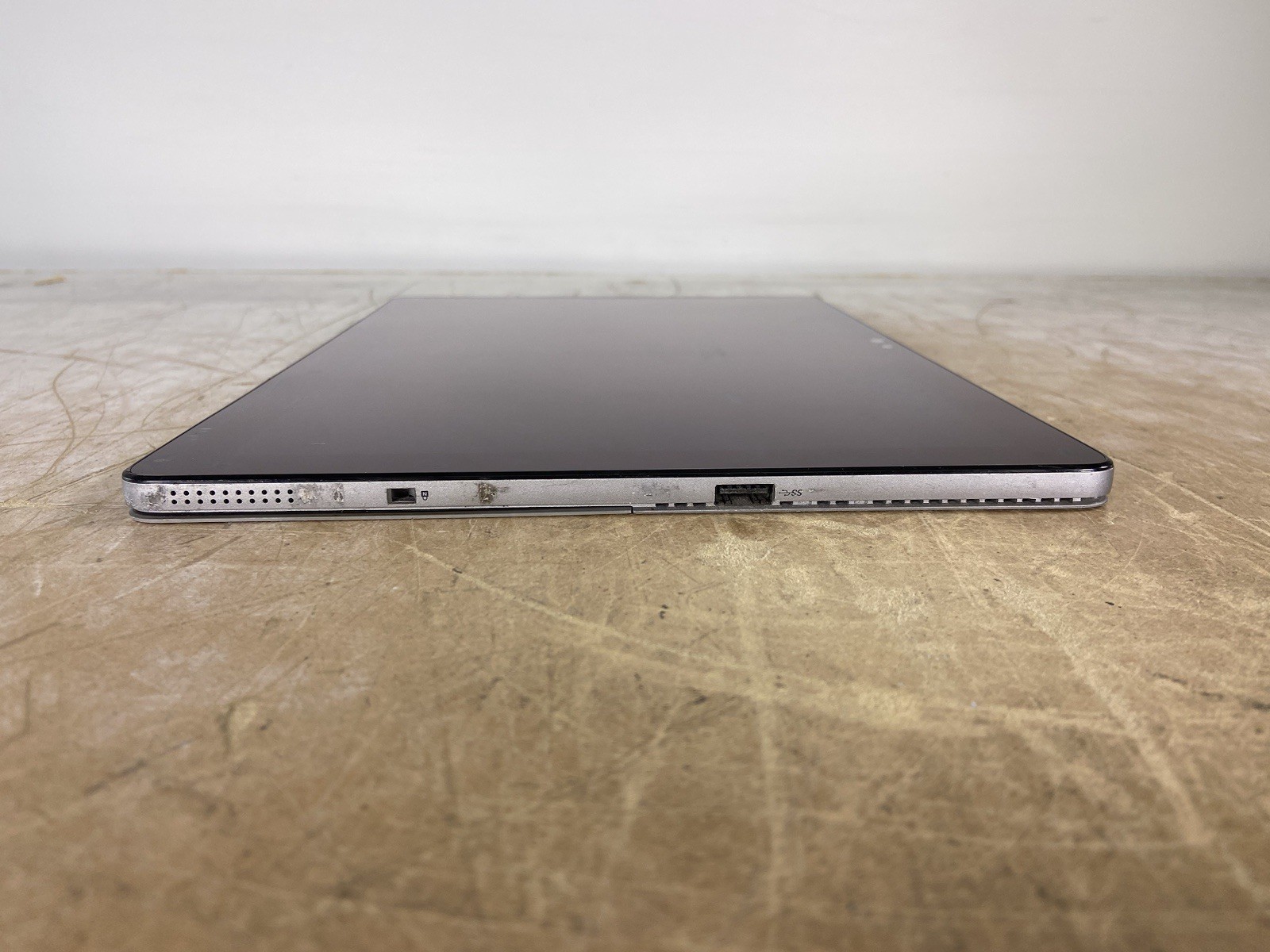 DELL LATITUDE 7200 2-IN-1 i5-8365U @ 1.60GHz, 8GB RAM, NO HDD/OS