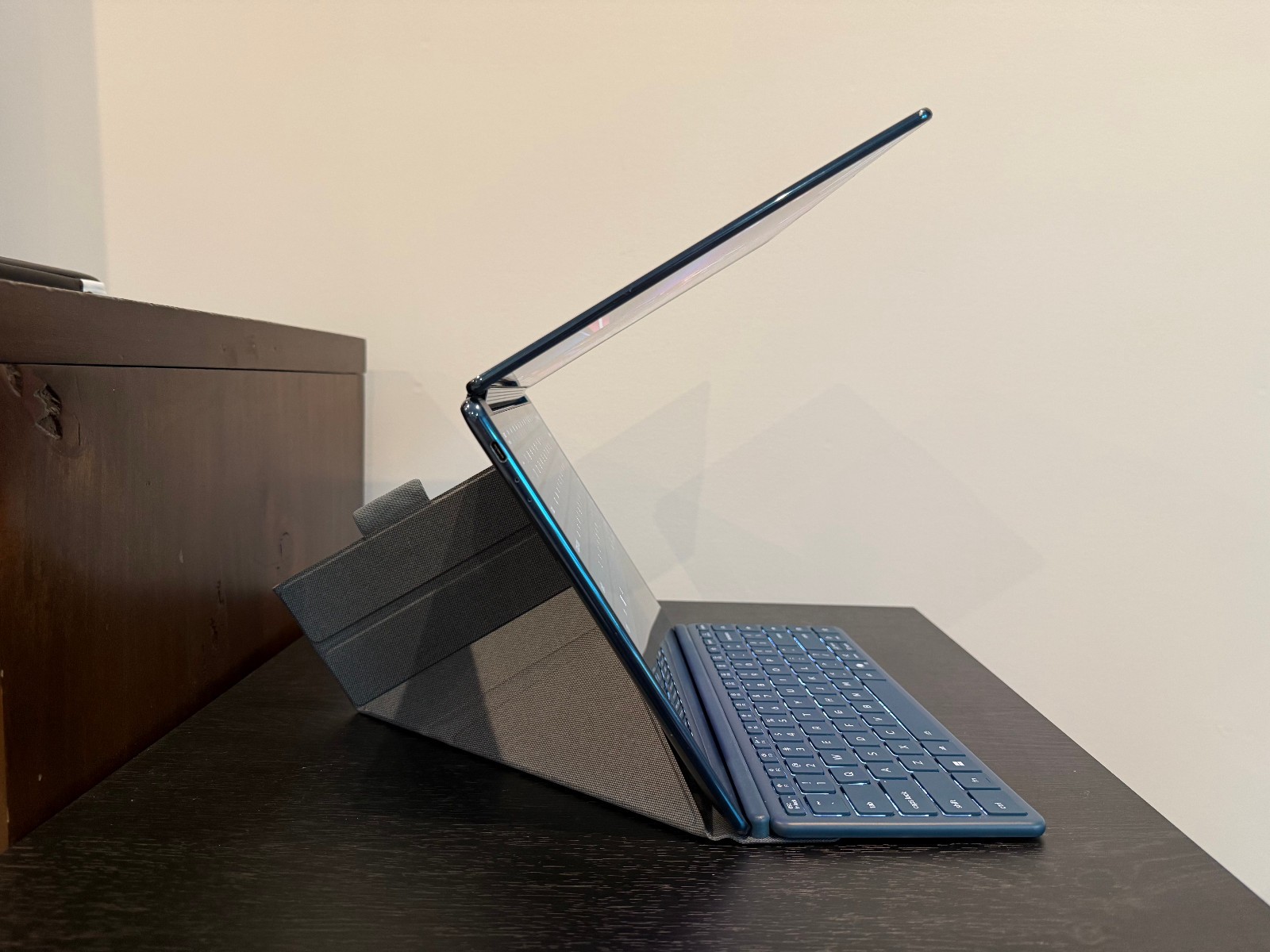 Lenovo Yoga Book 9i 14″ DUAL OLED 3K 16GB RAM Ultra 7 255H 1TB SSD Laptop D