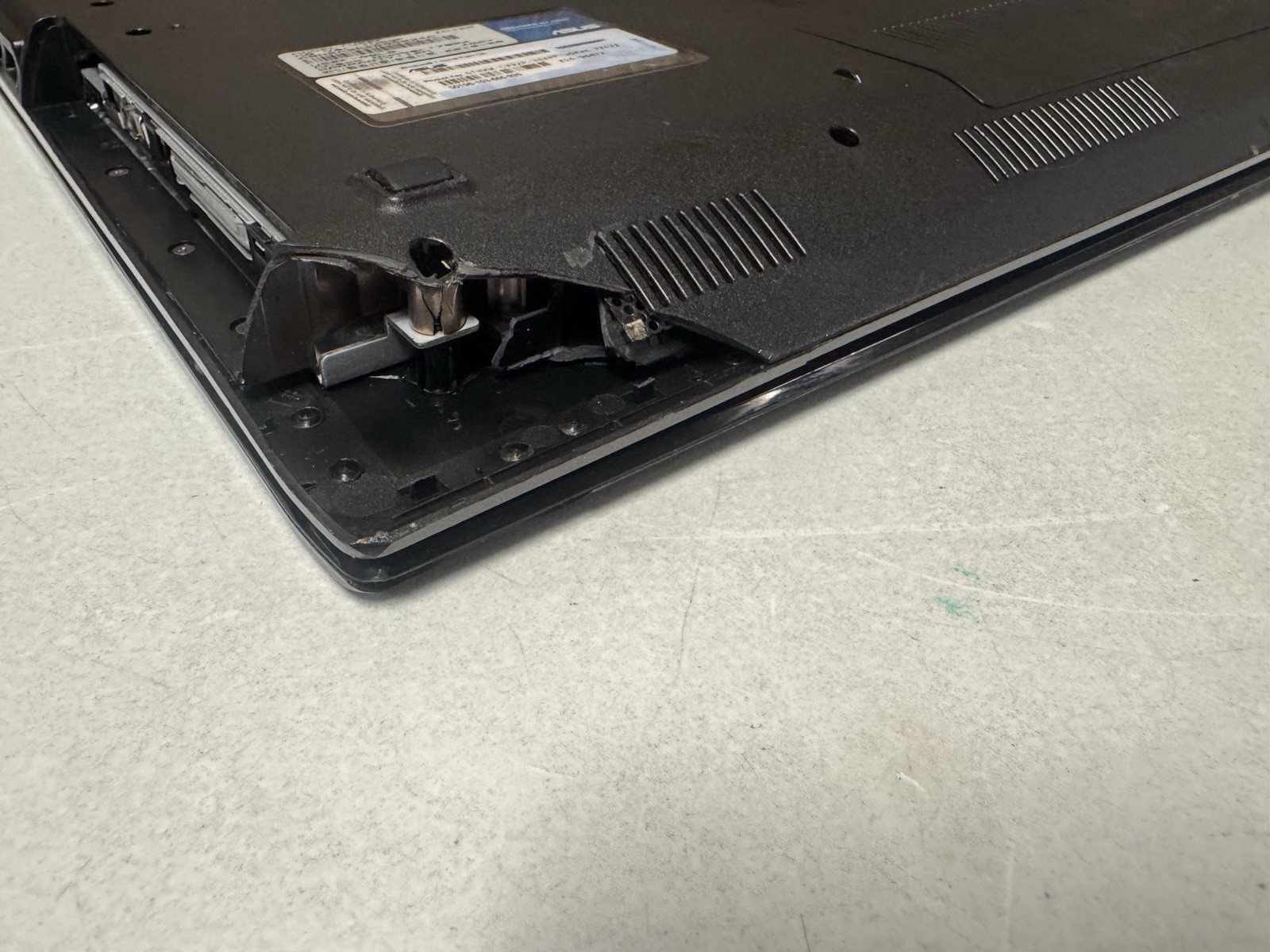 ASUS U52F Laptop i5-2.53GHz 4GB 750GB | Broken Housing | Keyboard No Response