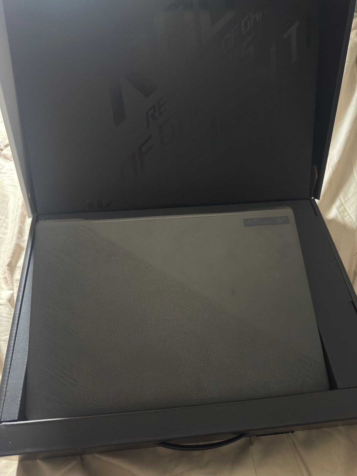 ASUS ROG Zephyrus G16 16″ (512GB SSD, Intel Core i7 13th Gen., 4.90GHz, 16GB,…