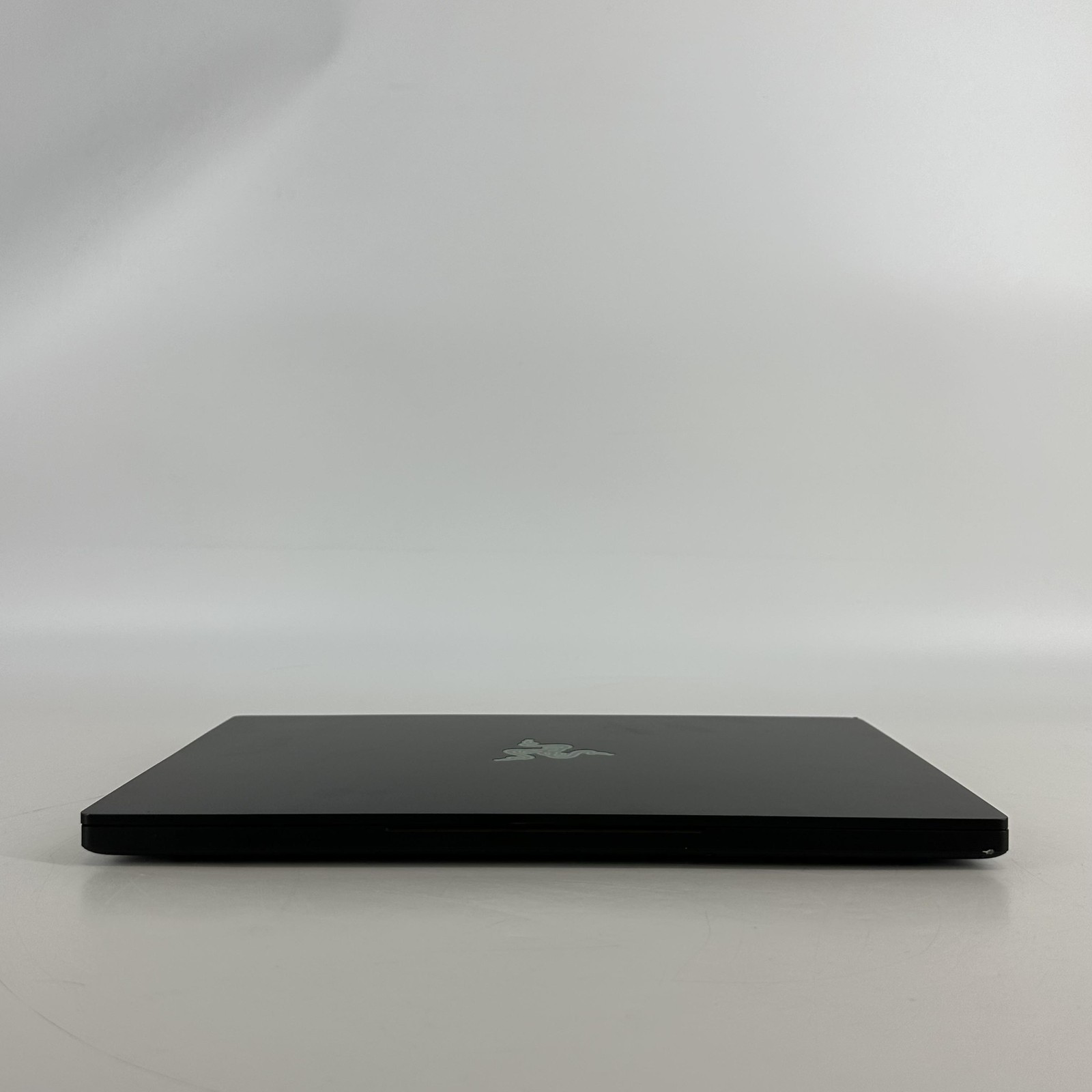 Razer Blade 14 2K 3.3 GHz Ryzen 9 5900HX 16GB 1TB SSD RTX 3070 – BAD DC PORT