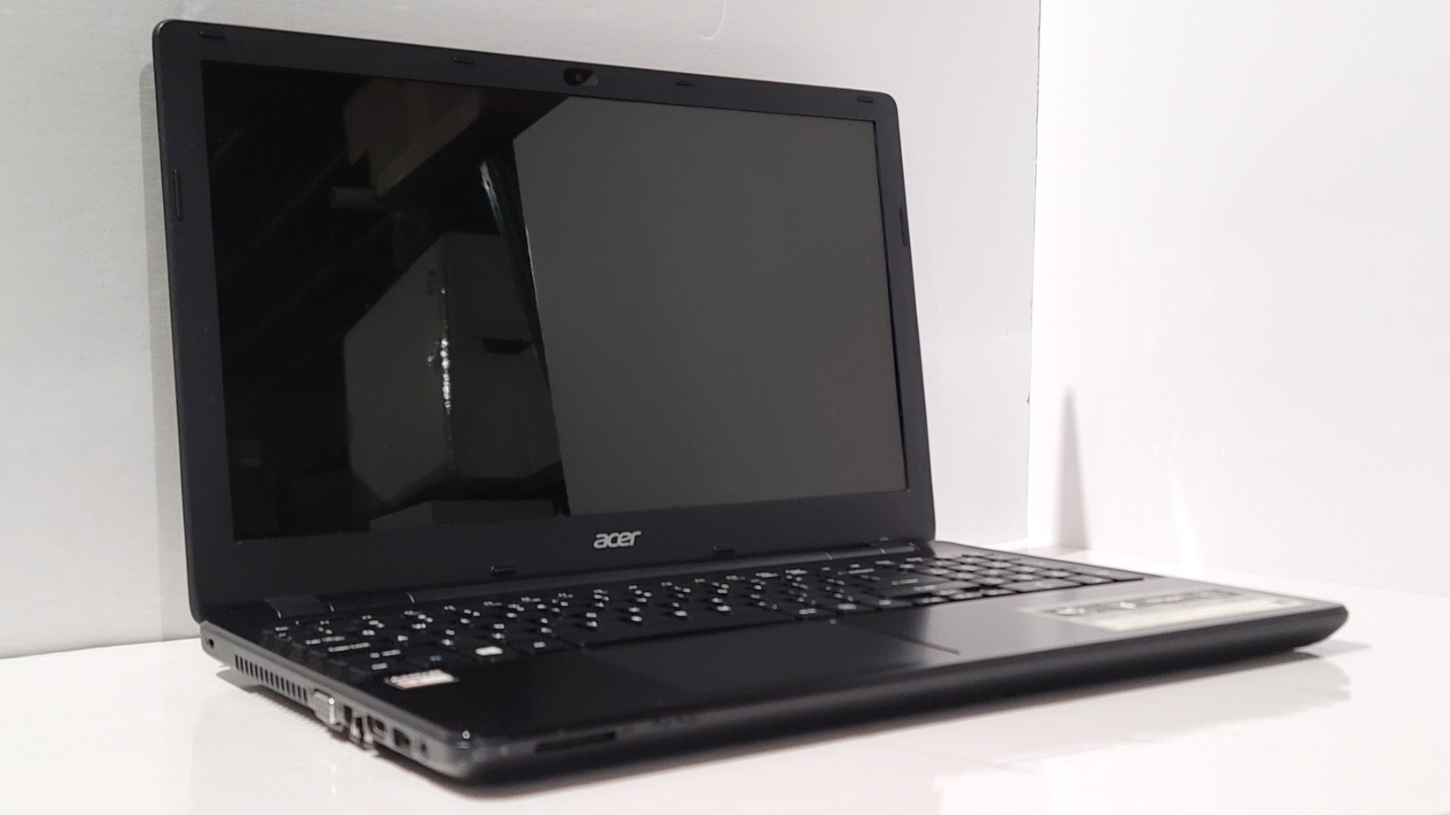 Acer E5-521 AMD E2 APU, 1TB HDD, 4GB RAM Radeon R2 Windows 10 Home Laptop PC