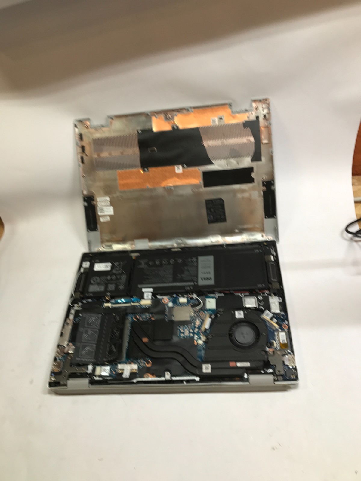 Dell Inspiron 14 5425 14″ AMD Ryzen 7 5000 Series NO RAM NO SSD/OS For Parts