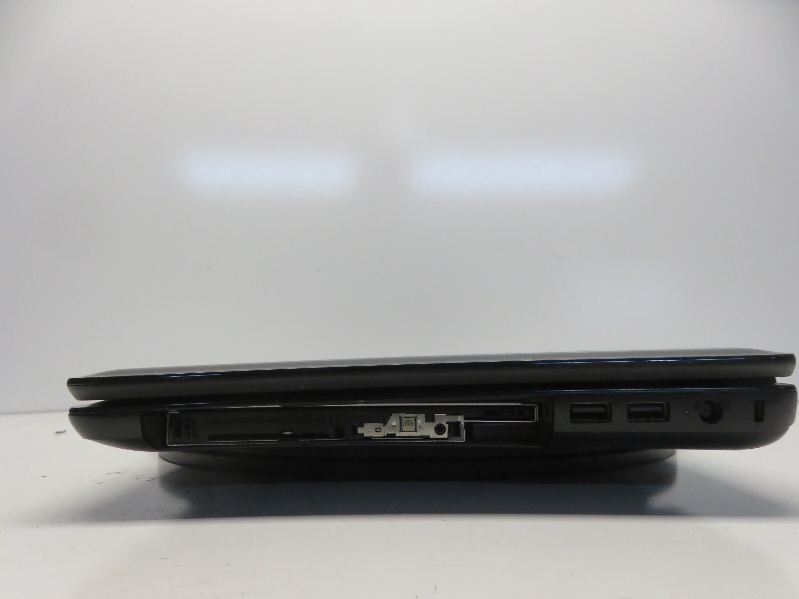 HP 2000 Laptop – AMD E-300 1300MHz 4 GB NO HDD No Batt