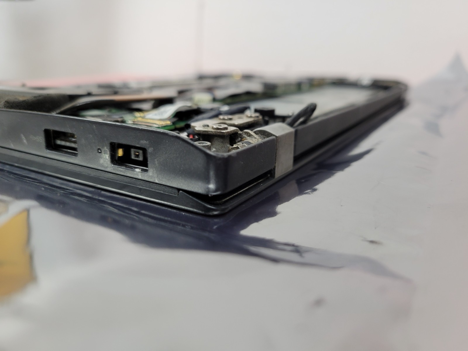 Lenovo ThinkPad T470S 14″ i5-7300U 4GB RAM *NO HDD/OS/COVER/BATT/AS IS* | LP521