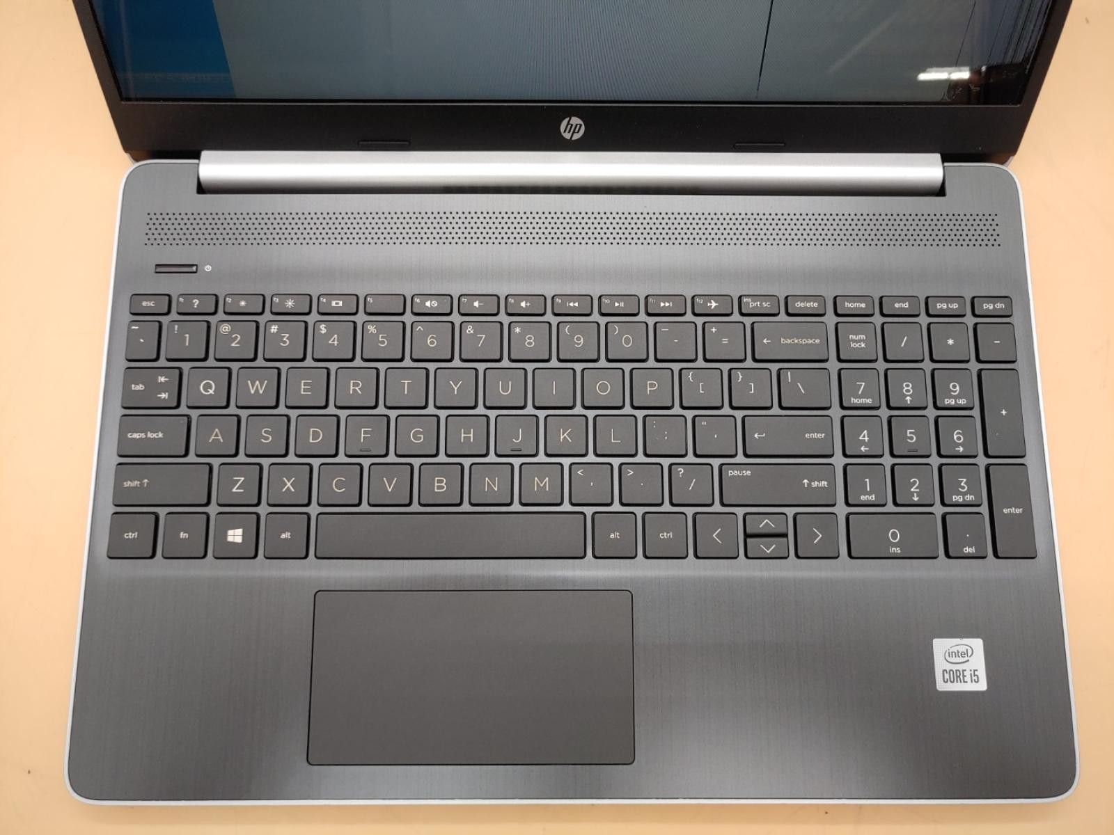 HP Notebook 15-dy1076nr 15.6″ i5-1035G1 *NO RAM/NO SSD/NO AC* **CRACKED SCREEN**