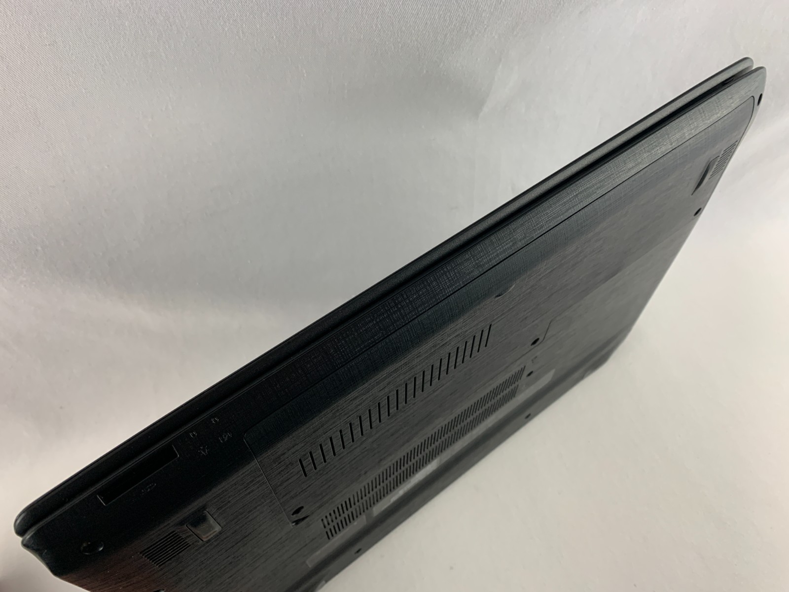 Acer Aspire E5-575 Laptop Intel Core i5-7200U 2.5GHz, 8GB RAM, 256GB SSD, W10H