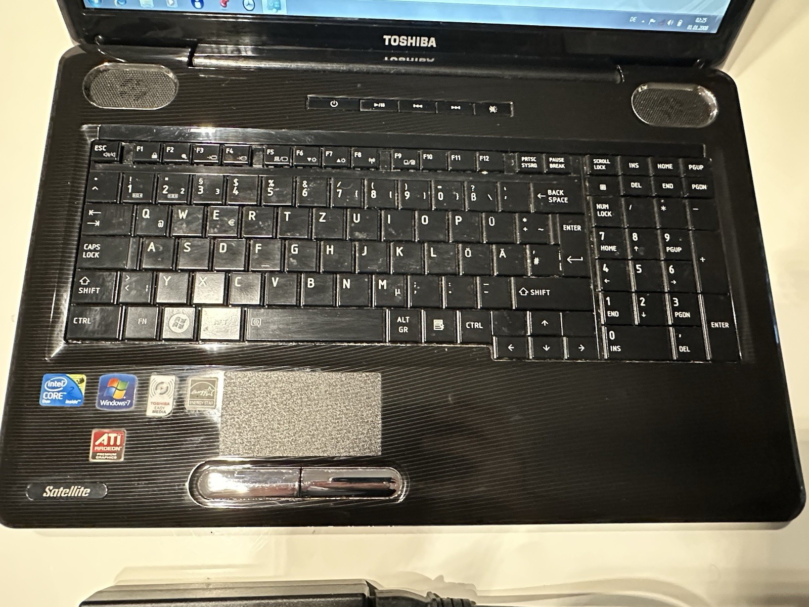 Toshiba Satellite L555-10M 15.6″ Core 2 Duo 4GB 500GB HDD Win7 HP Power Supply