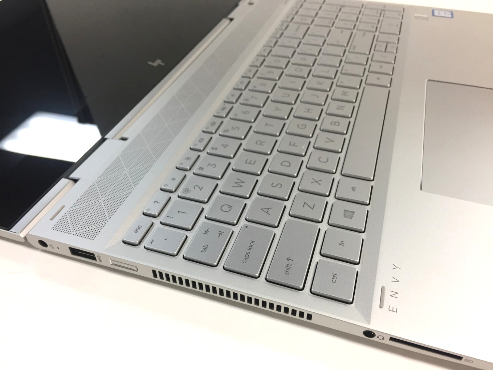 HP Envy x360 15t-dr000 15.6 Touchscreen Laptop/i5-8265U/8GB/256GB SSD/W10H w/Pen