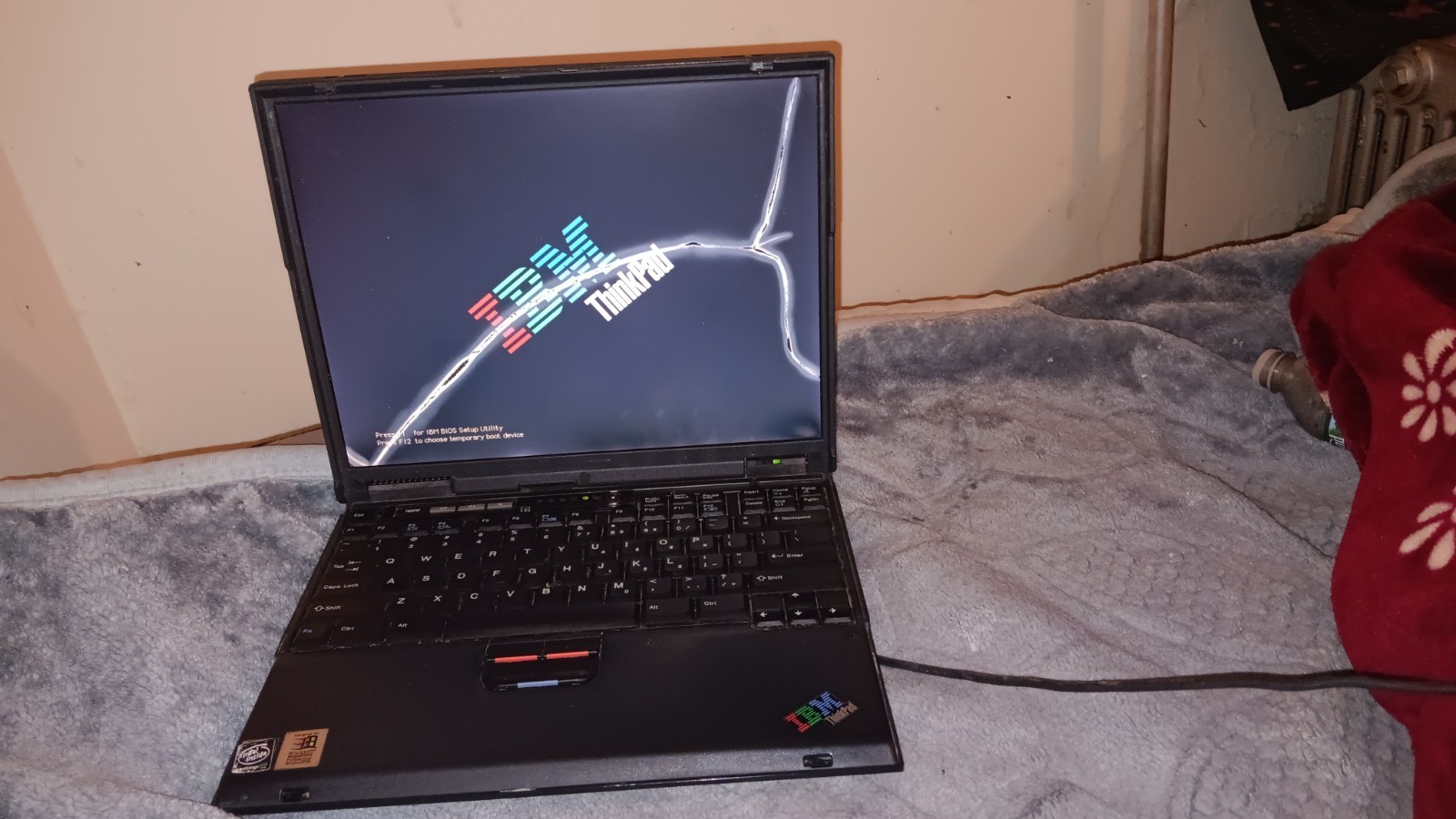 Vintage IBM Thinkpad T21 L aptop Intel P3 @ 800 MHz 256 MB of ram IBM Type 2647