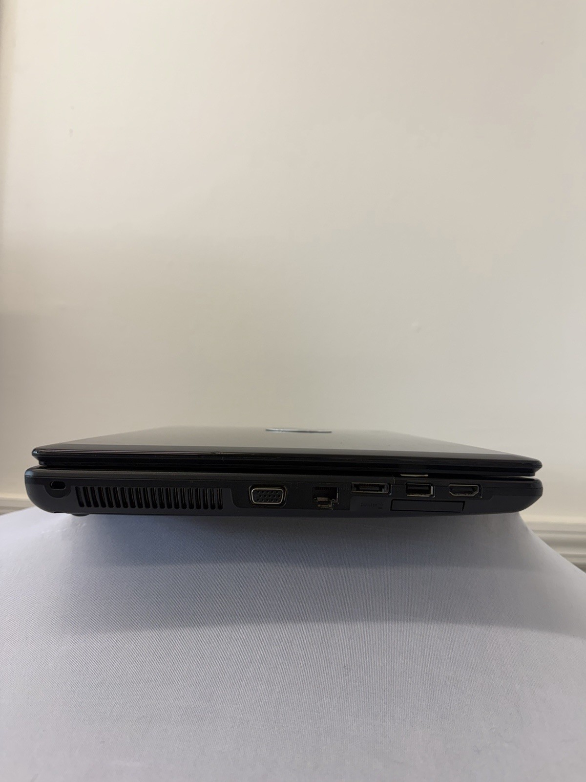 Nobilis N4047 Laptop – Screen Leaking Light – Intel Pentium P6200 – Read Des
