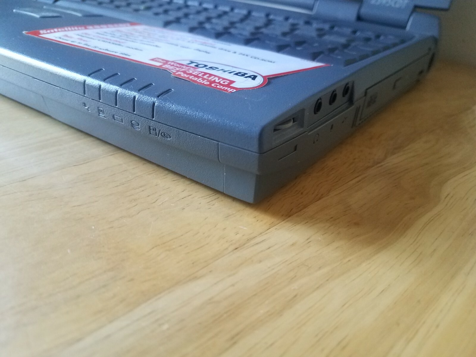 Toshiba Satellite 2595CDT 12.1” TFT(Intel Celeron @ 400MHz,128MB Ram,40GB HDD)