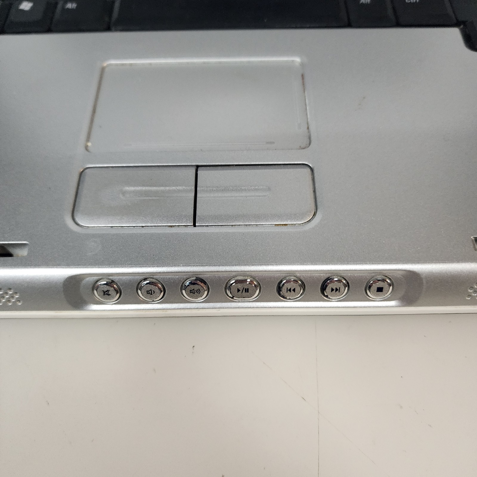 DELL INSPIRON E1505 LAPTOP 1GBRAM SCREEN INTACT W/PwrCord – WORKS
