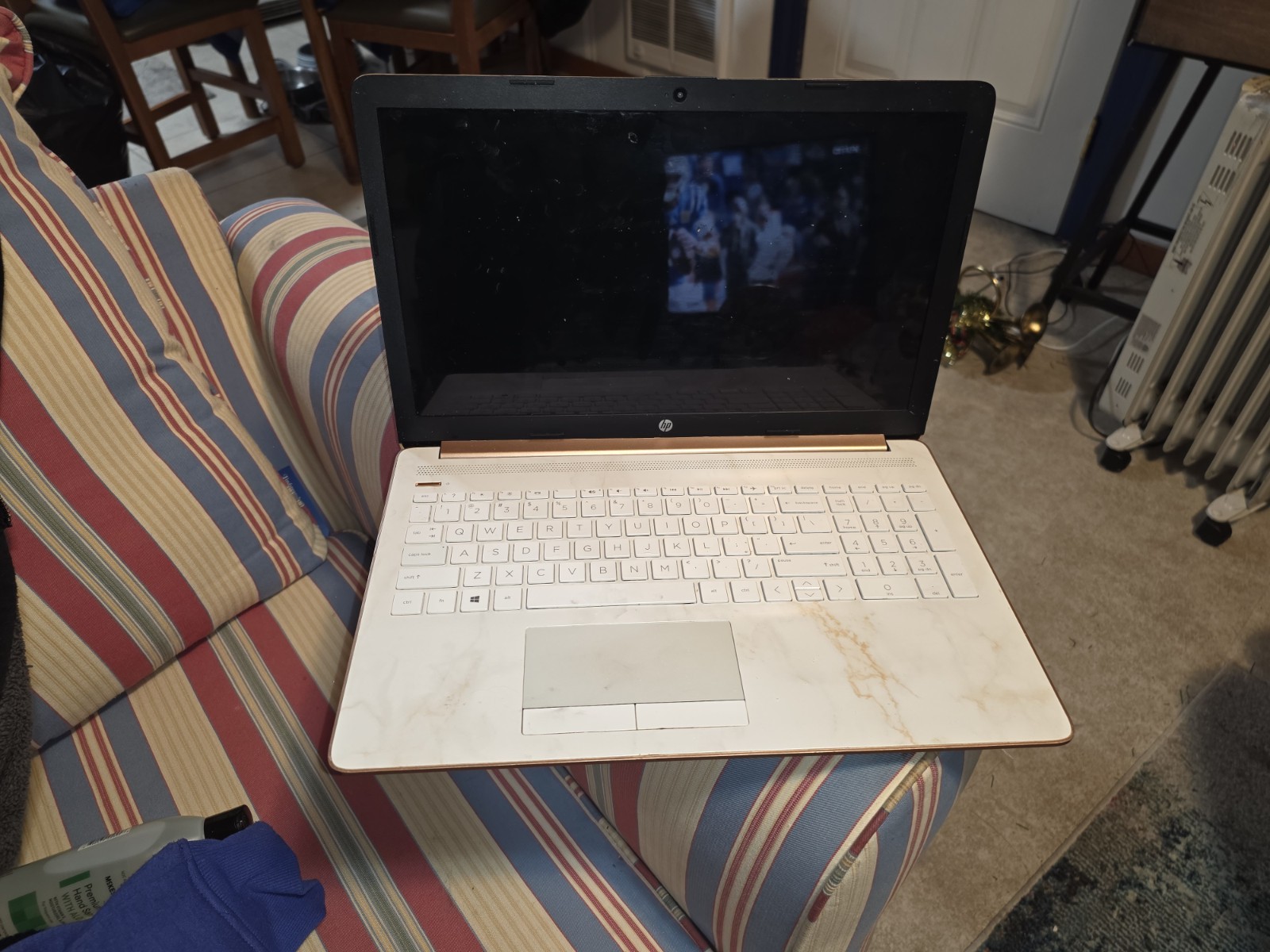 HP 15-DB1005 15.6″ (256GB SSD, AMD A3000, 2.4 GHz, 8GB) – Gold – 8LJ45UARABA
