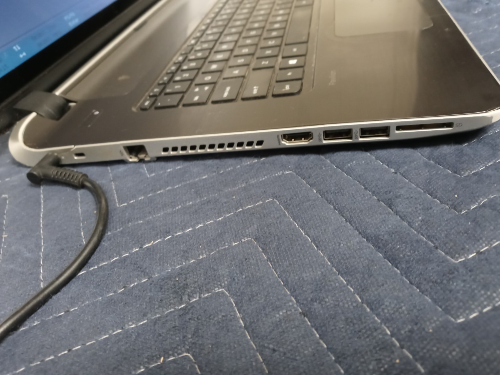 HP Pavilion 17-f233nr AMD A10- 5745m @2.10 GHz/ 8 GB RAM / 1 TB HDD NO OS NO AC