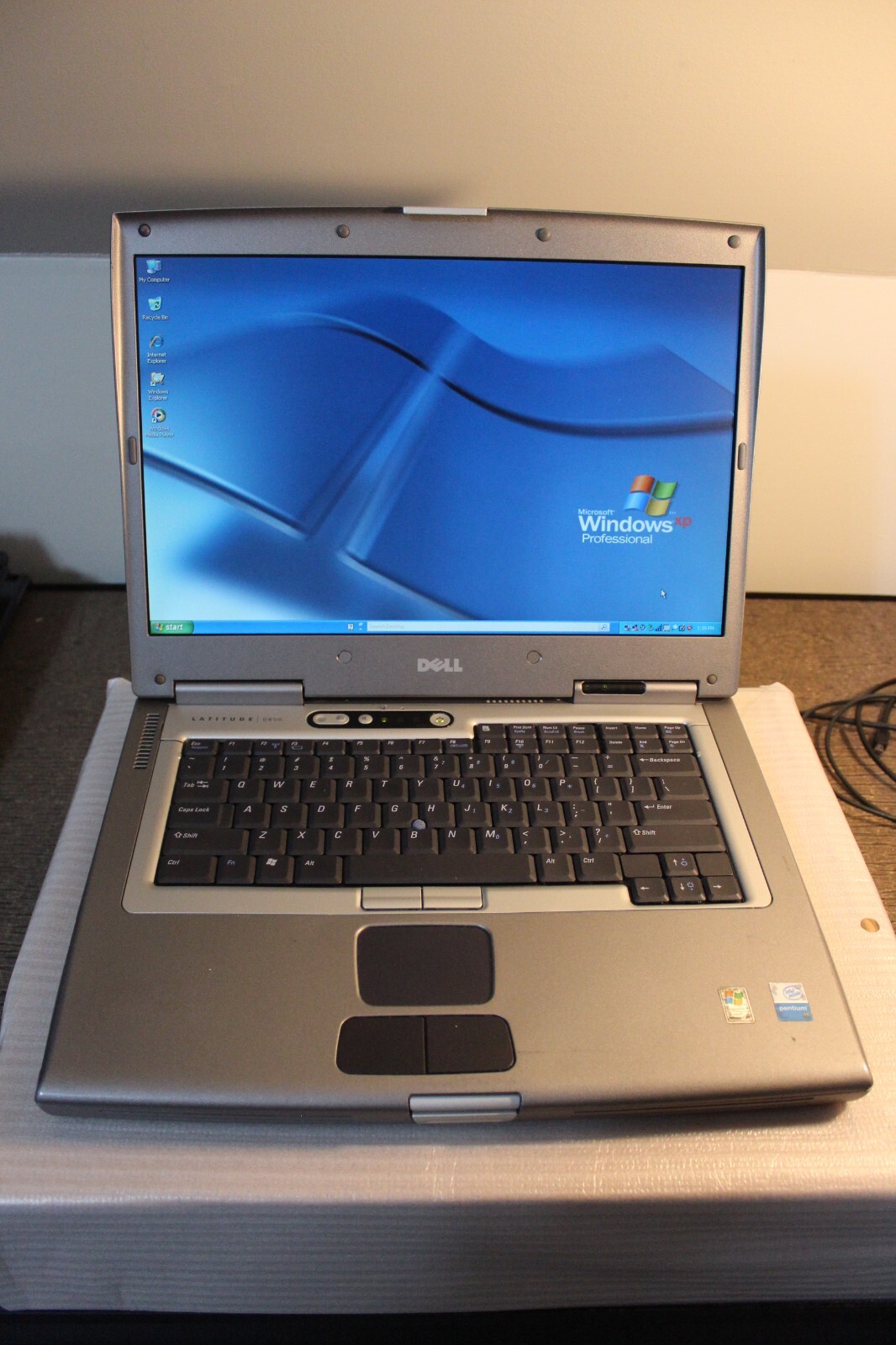 Dell D800 (1.40GHz/1GB/60GB/CDRW-DVD) WXGA Win XP PRO – SERIAL & PARALLEL Ports