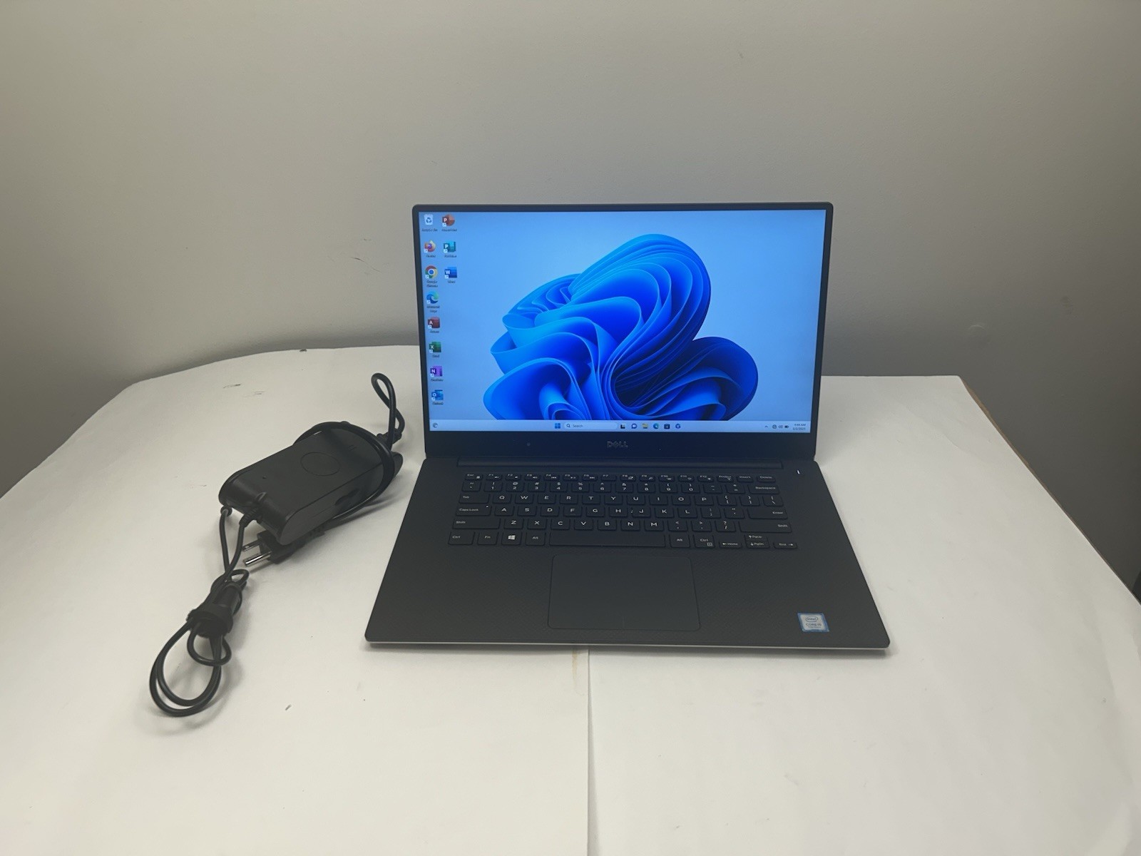 Dell Precision 5520 i5-7440HQ 2.8 gHz 16 GB RAM 256GB SSD