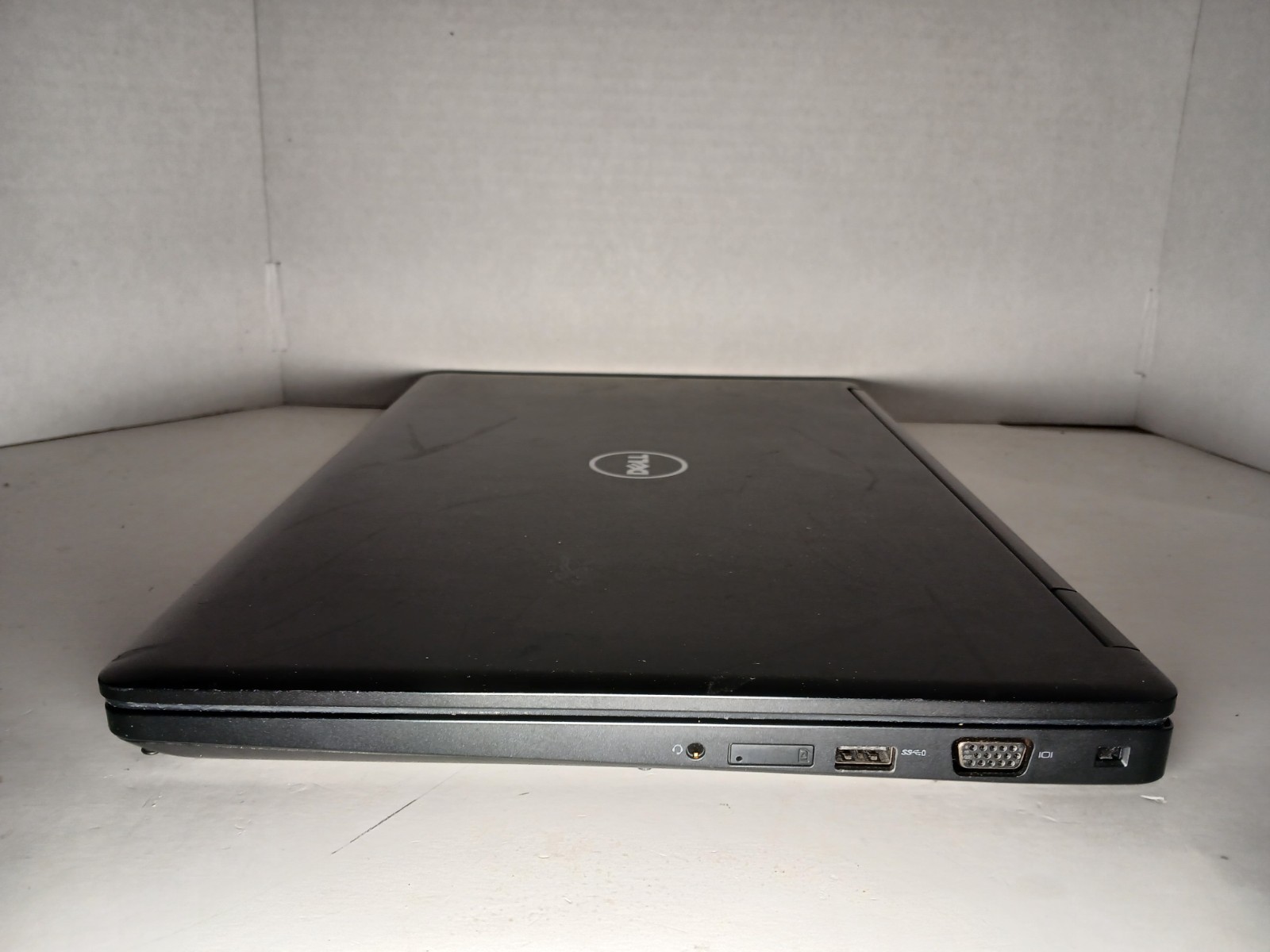 Dell Latitude 5580 15.6″ i5-7th gen Laptop NO RAM/SSD/HDD. BAD LCD #97