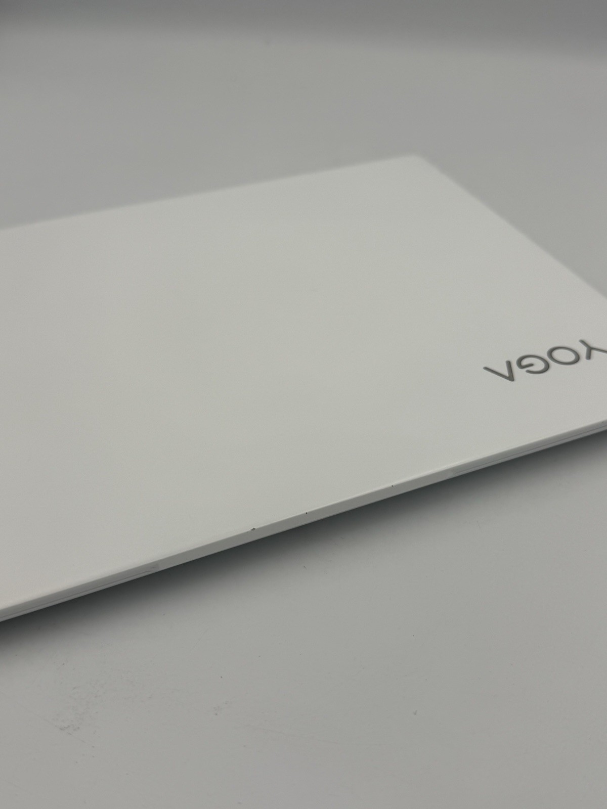 Lenovo Yoga Slim 7i Carbon 13.3” – i5 11th/16GB RAM/512GB (Keyboard Issue) 24C