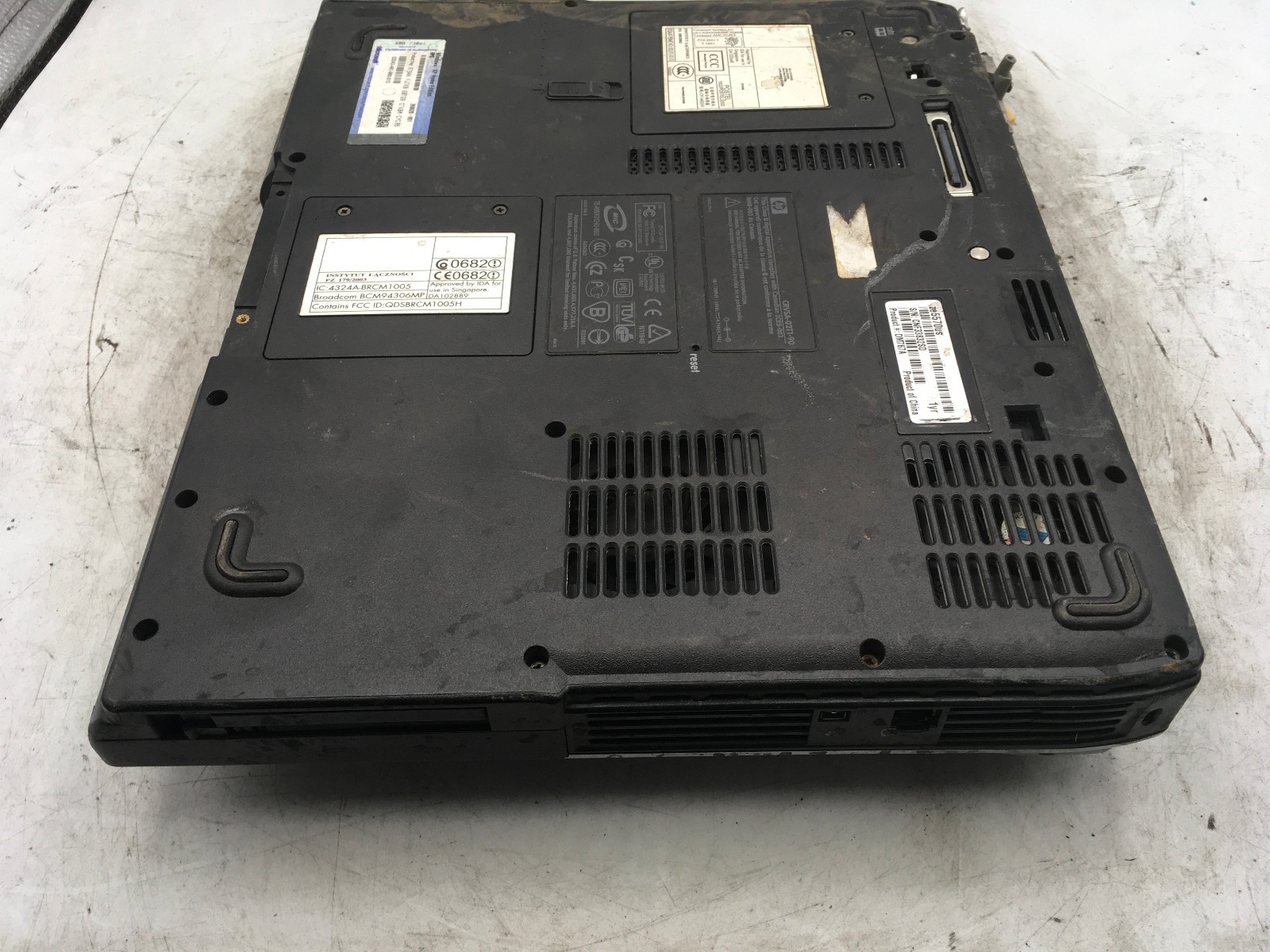 HP PAVILION ZE5500 – FOR PARTS – DAMAGED CASE – INTEL PENTIUM 4 – NO RAM-READ-BB