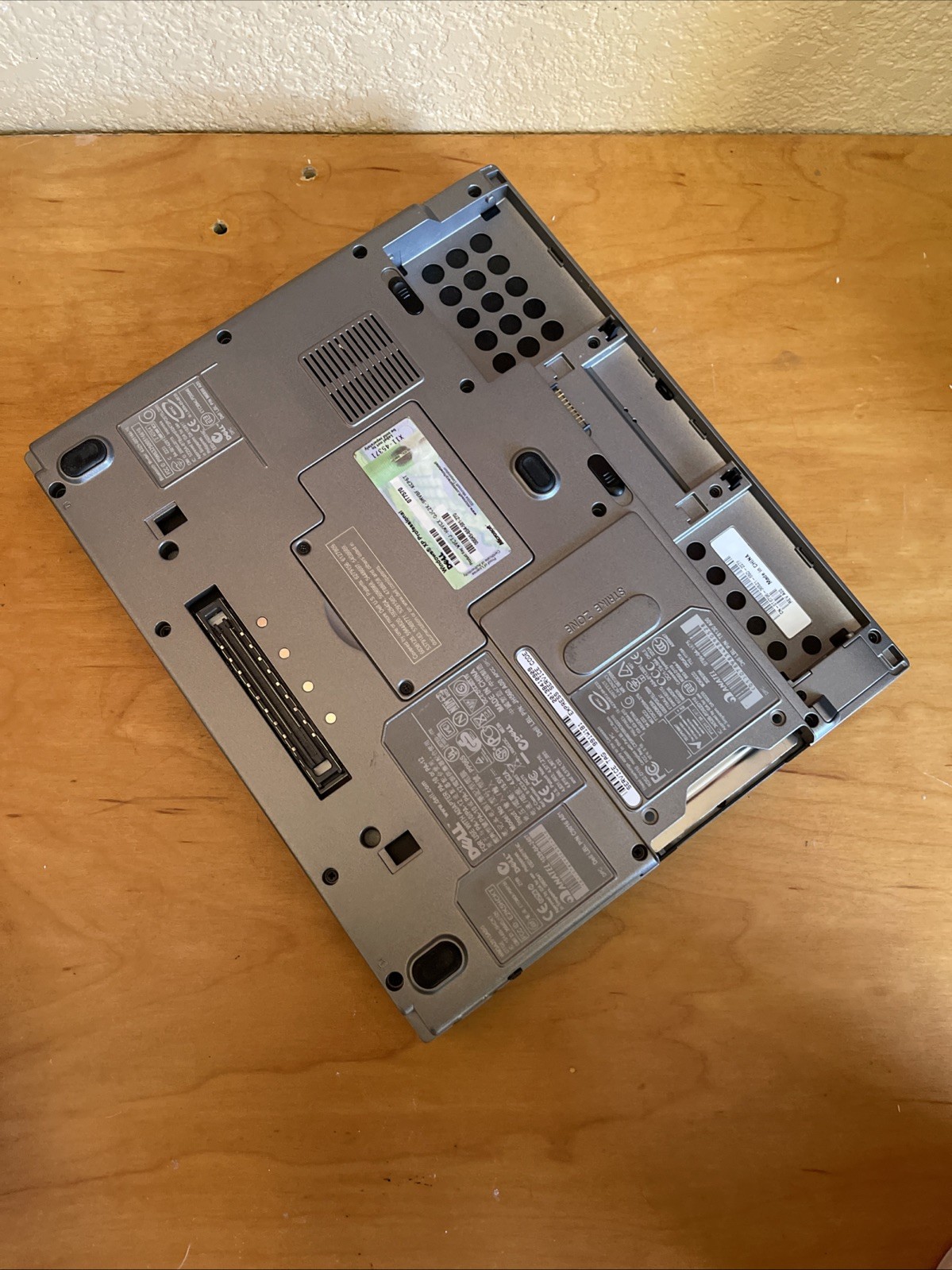 Dell Latitude D410 12″ Laptop Intel Pentium M 2GHZ 2Gb RAM NO HDD/battery CLEAN