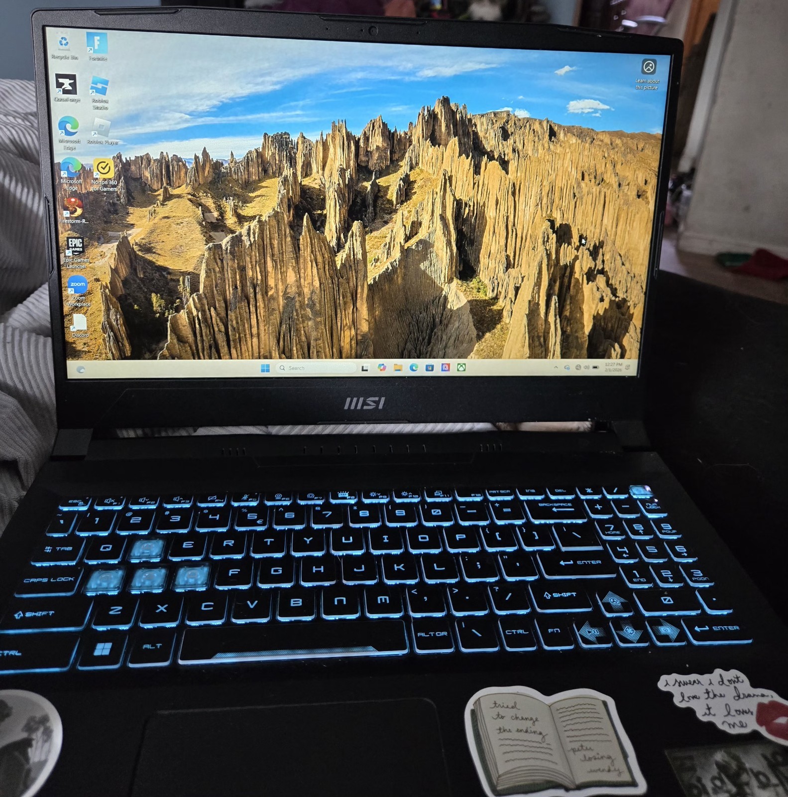 MSI Bravo 15 B7ED Laptop 15.6″ Ryzen 7-7735HS, 3.20GHz, 16GB RAM, 477GB NVMe SSD