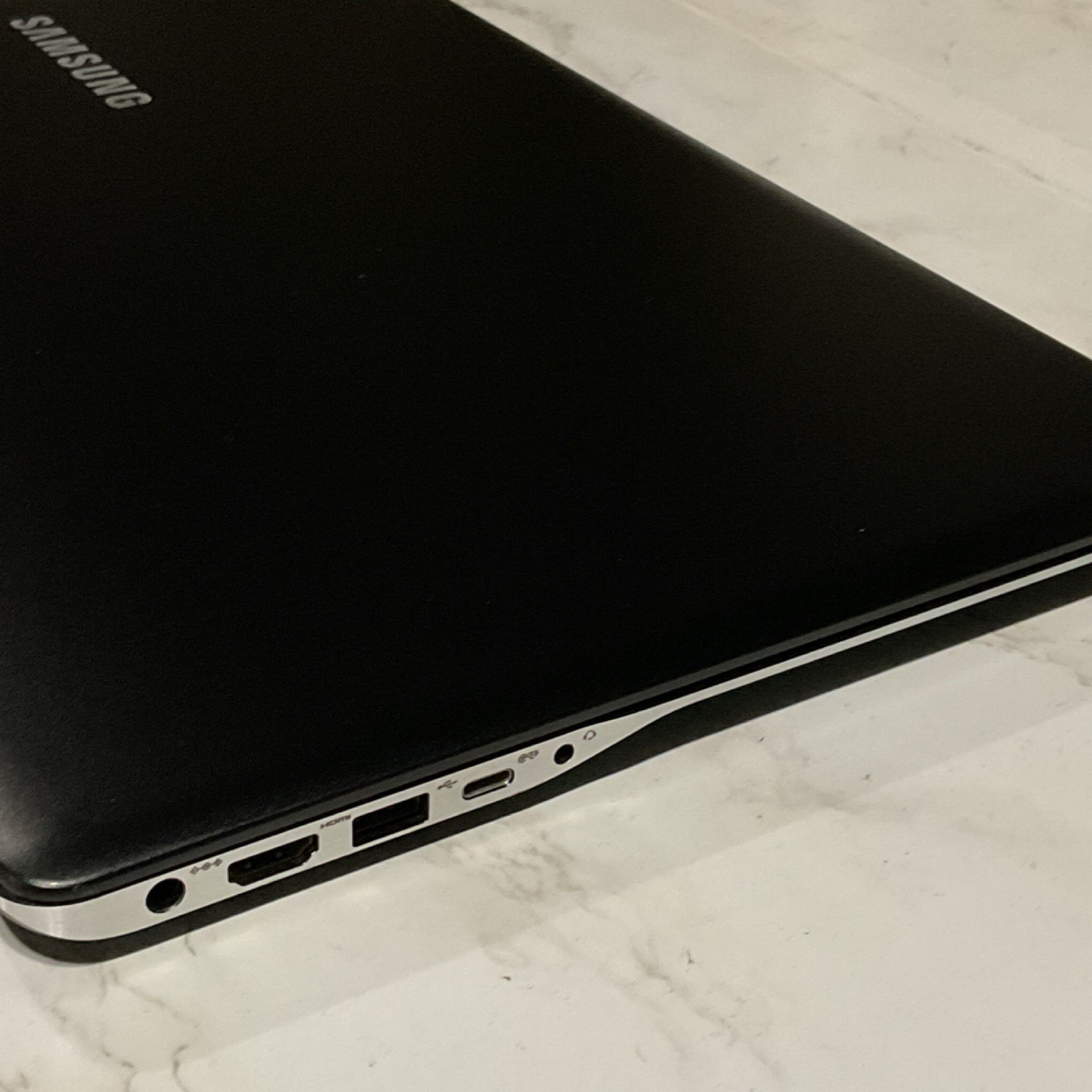 Samsung NP940Z5L Notebook 15.6″ Intel i7 8GB 256GB SSD GTX 950M Black w/ Charger