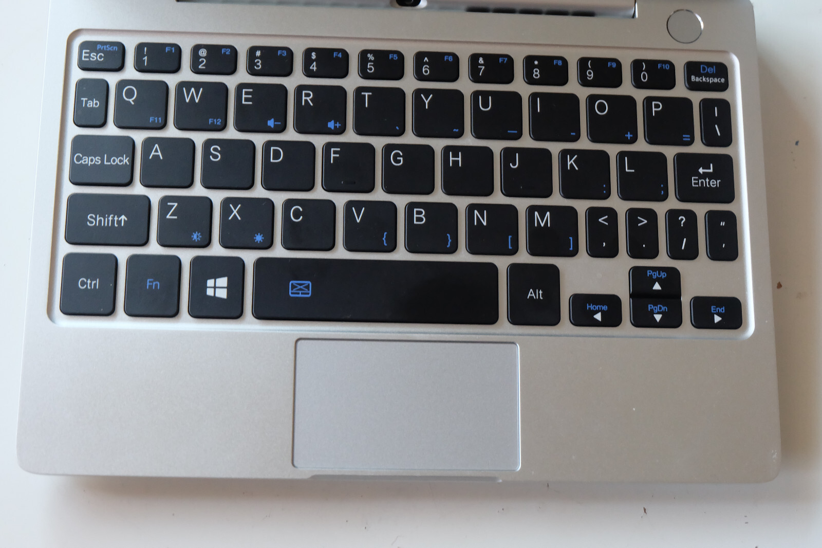 GPD P2 Max Celeron 3965Y 1.50 GHz / : 256 SSD / 8 GB / 8.9” Touchscreen