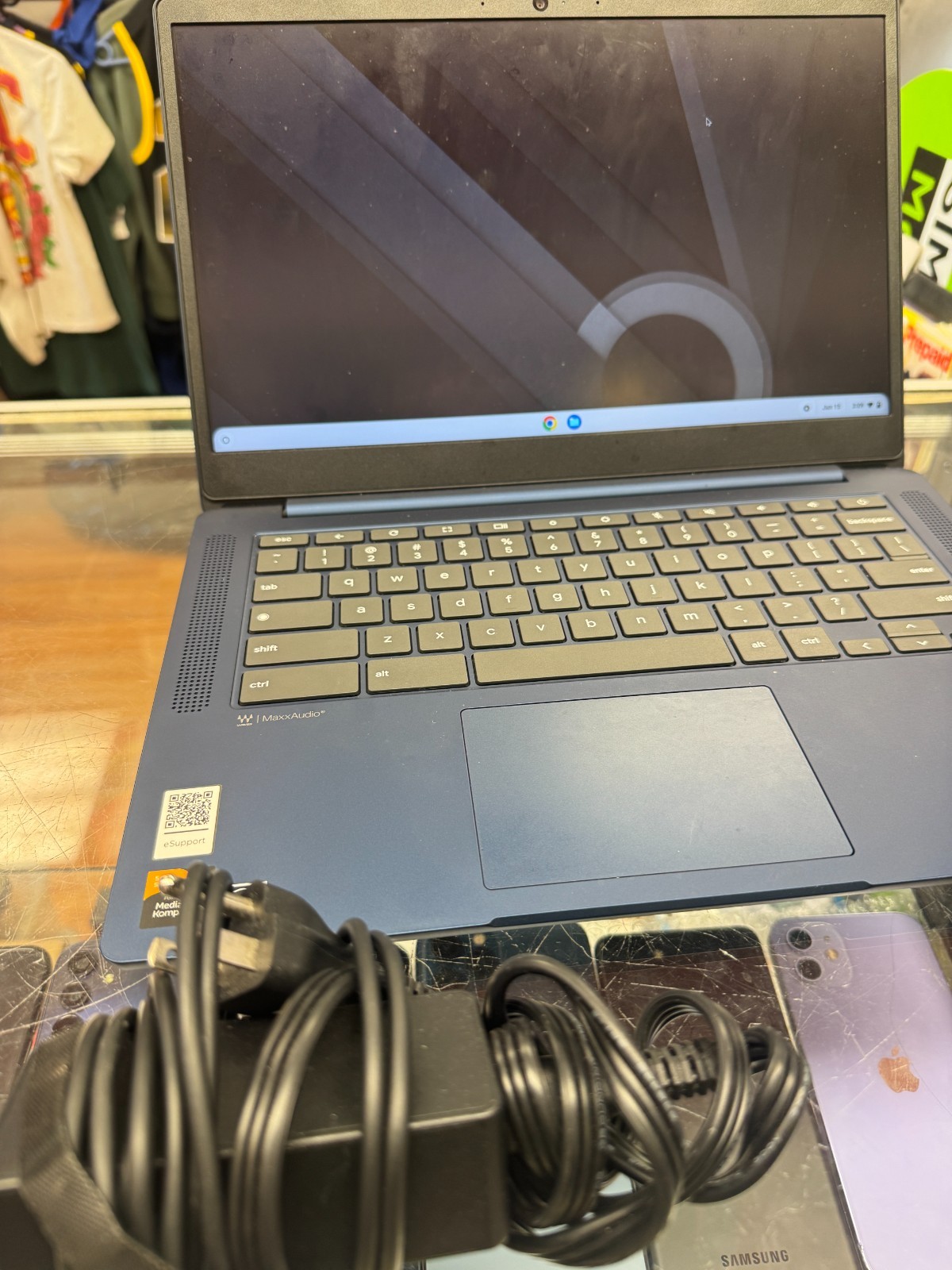 Lenovo IP Slim 3 Chrome 14M868 Chromebook – 14″ FHD Touchscreen