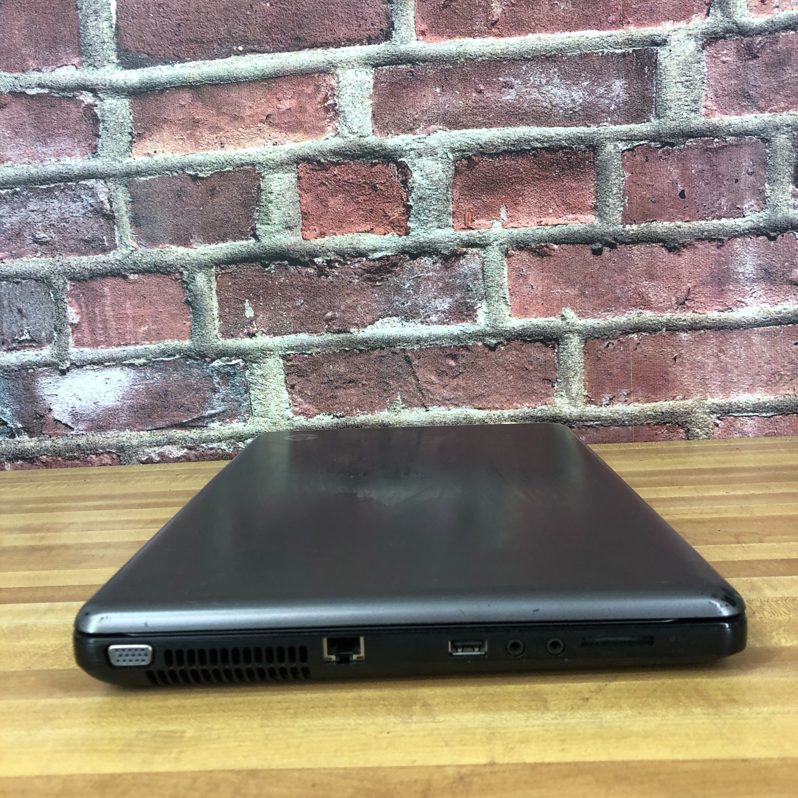 HP 2000-369wm Retro Gaming Laptop Computer AMD 1.65GHz 4GB RAM (Windows7 Pro)