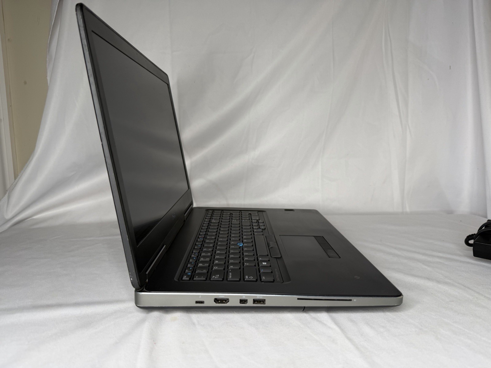 Dell Precision 7710 17″ i7-6920HQ 32GB RAM 256GB NVMe Quadro M3000M 4GB Win11Pro
