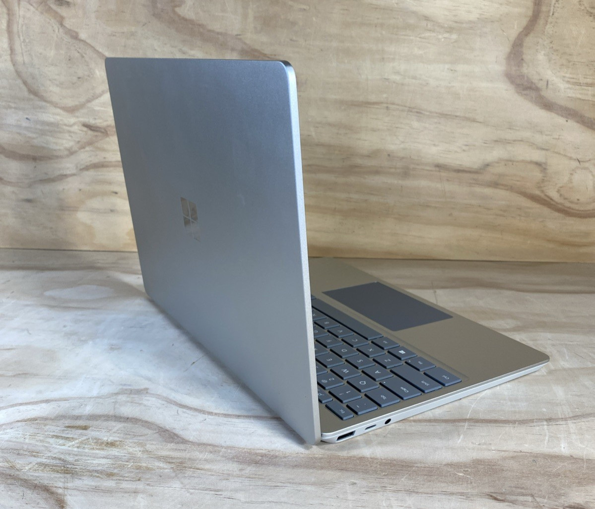 Microsoft Surface Laptop Go 1943 12.4″ i5-1035G1 1.0GHz 4GB RAM 64GB SSD/bat87%