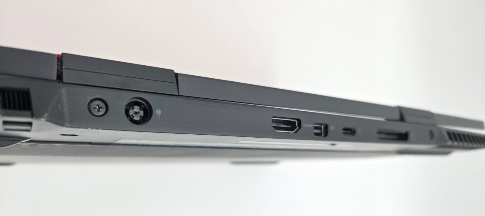 Alienware M17 17.3″ UHD | i9-8950HK | 32GB | 1TB SSD | RTX 2080 Max-Q | READ